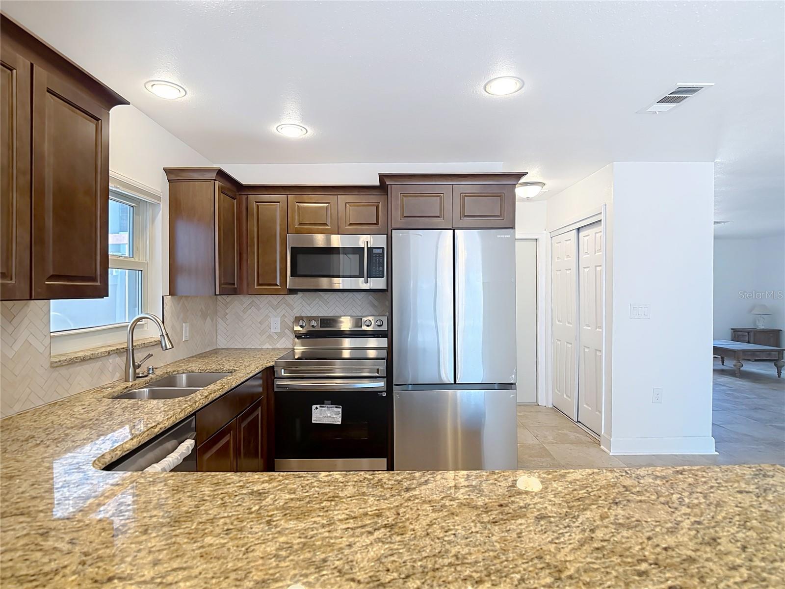 13816 VICTOR AVE — photo 34