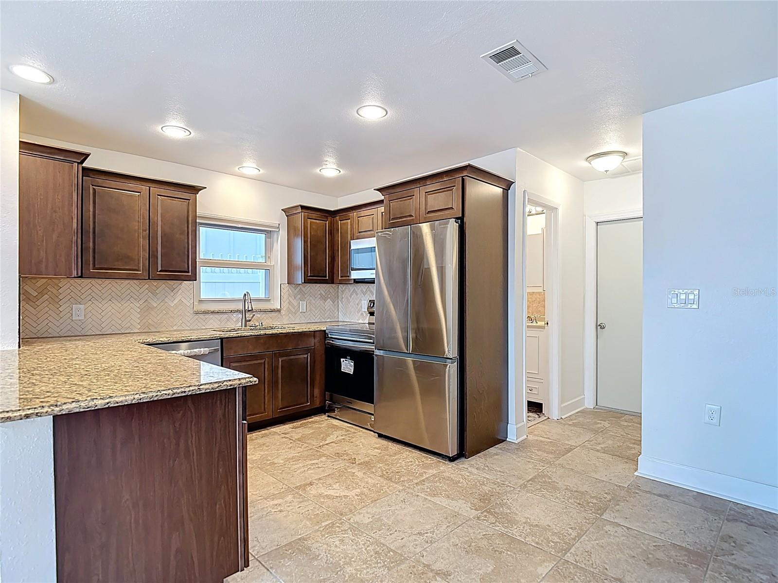 13816 VICTOR AVE — photo 32