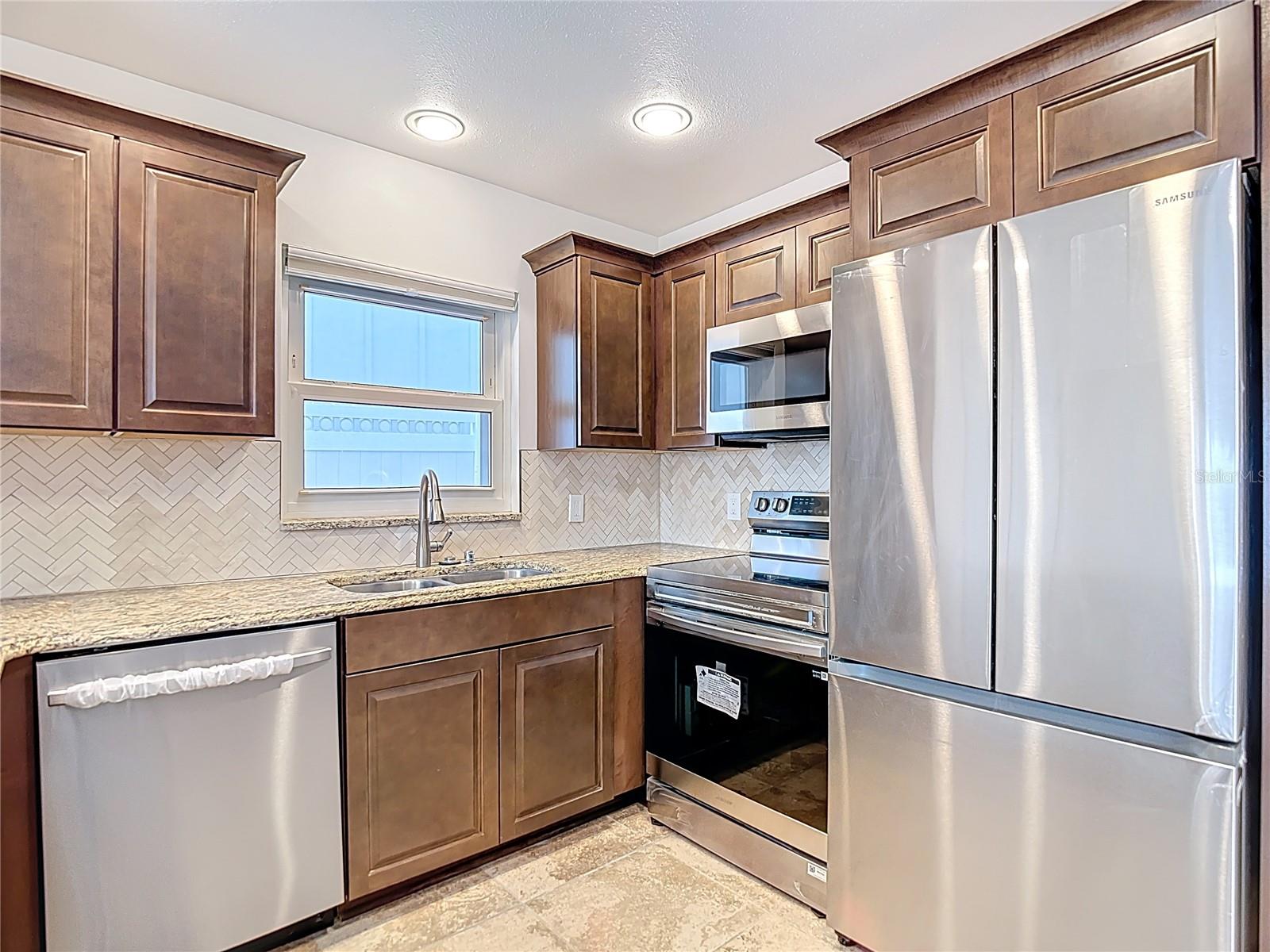 13816 VICTOR AVE — photo 36