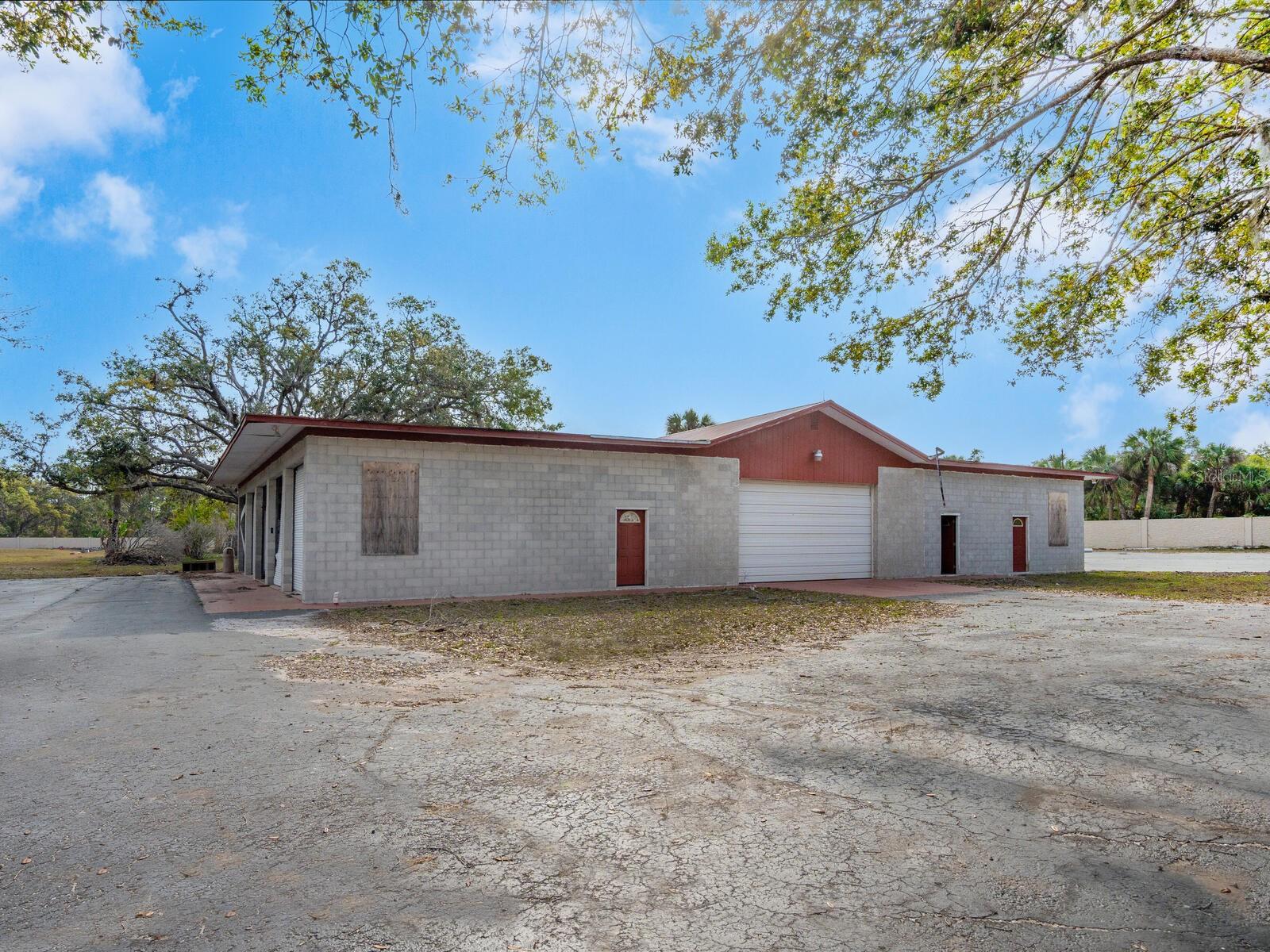 600 N JACKSON RD — photo 40