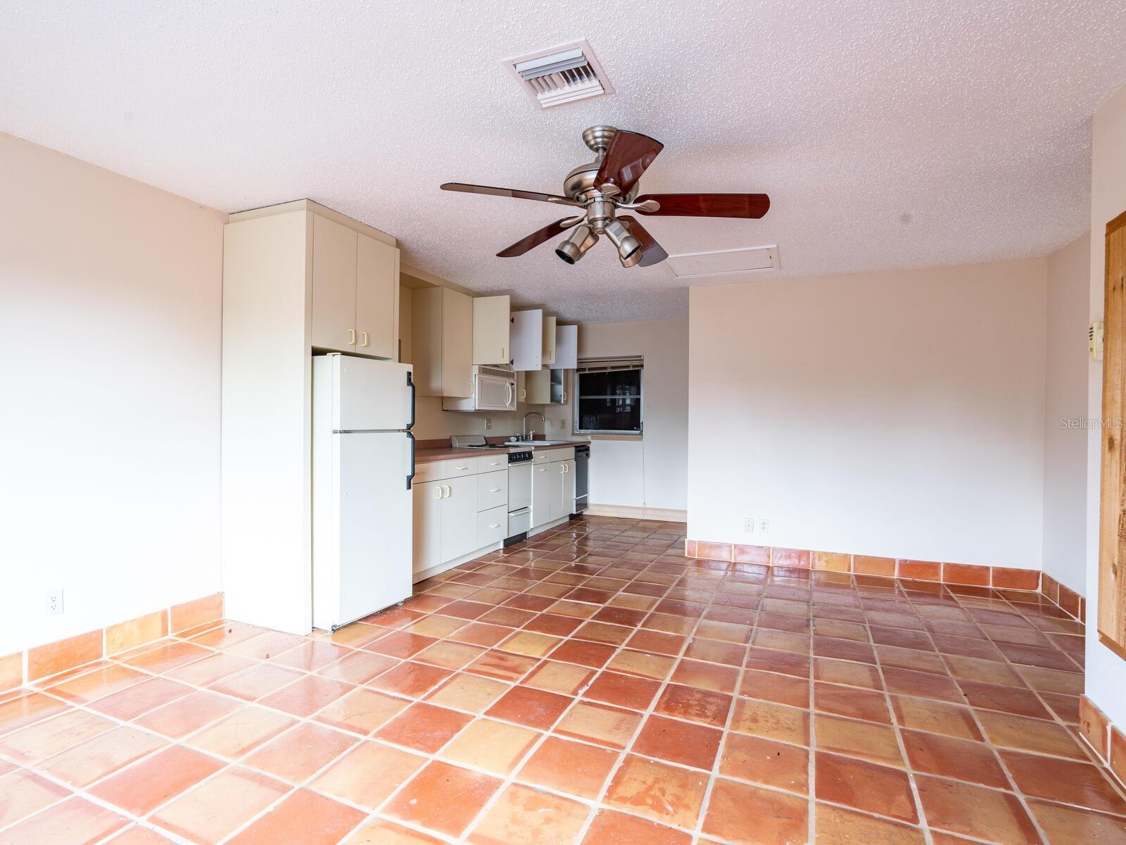 600 N JACKSON RD — photo 35