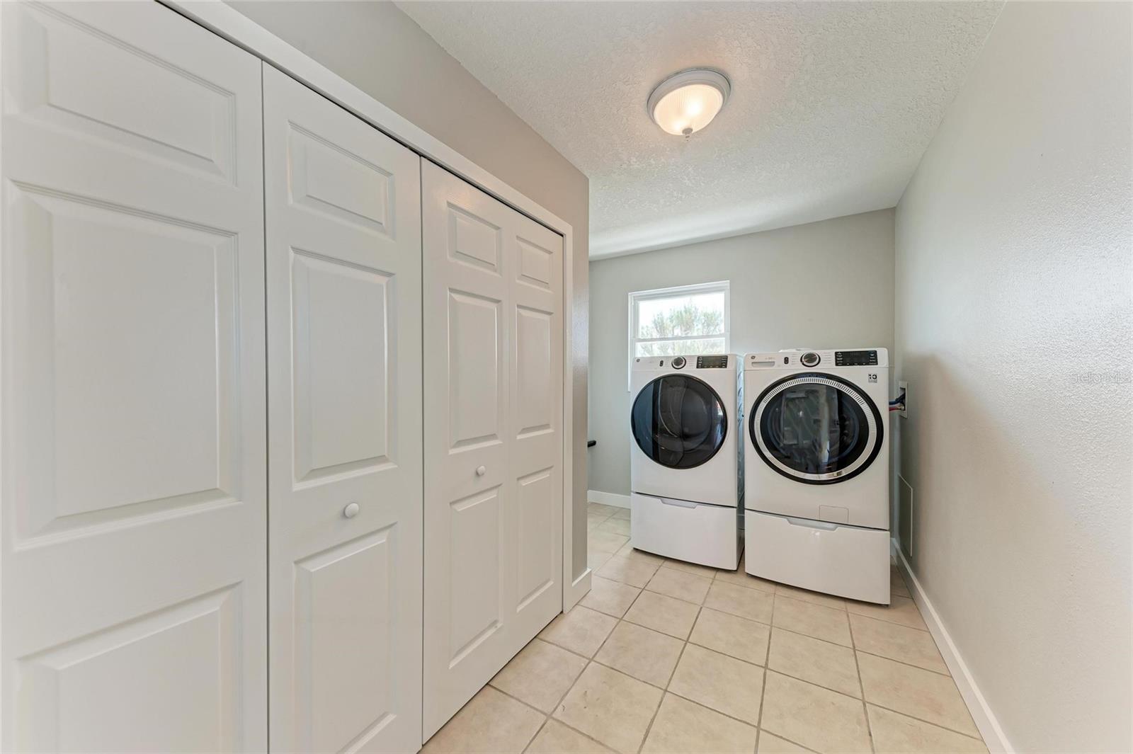 893 N SHORE DR — photo 36