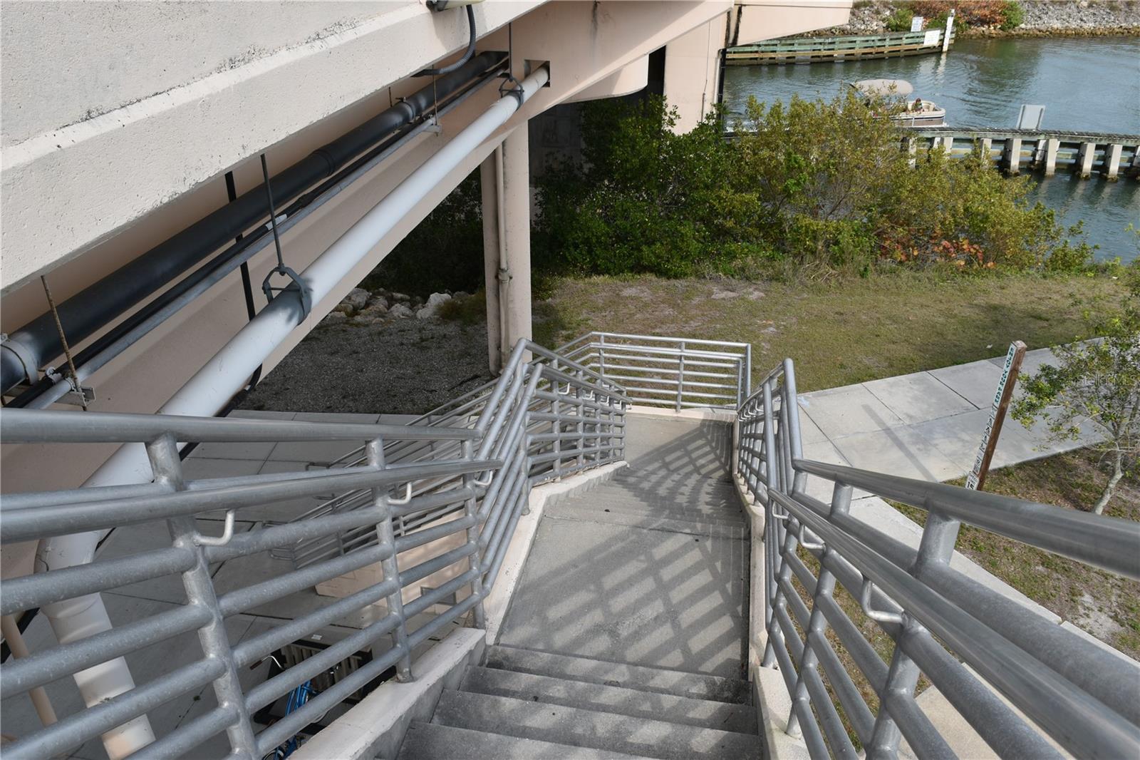 2450 ALAMANDER AVE — photo 43