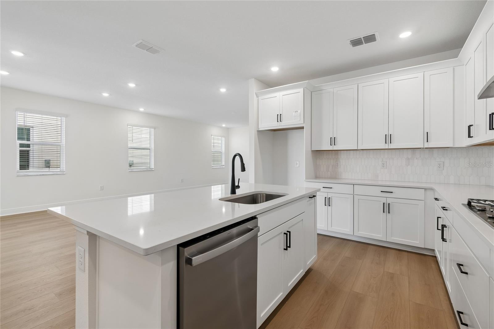 8103 SEAFLOWER PKWY — photo 9