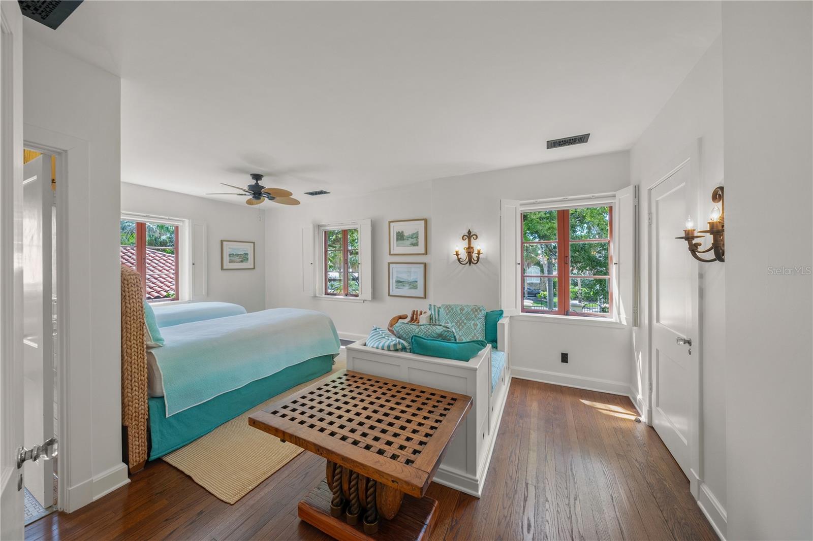 139 S WASHINGTON DR — photo 40