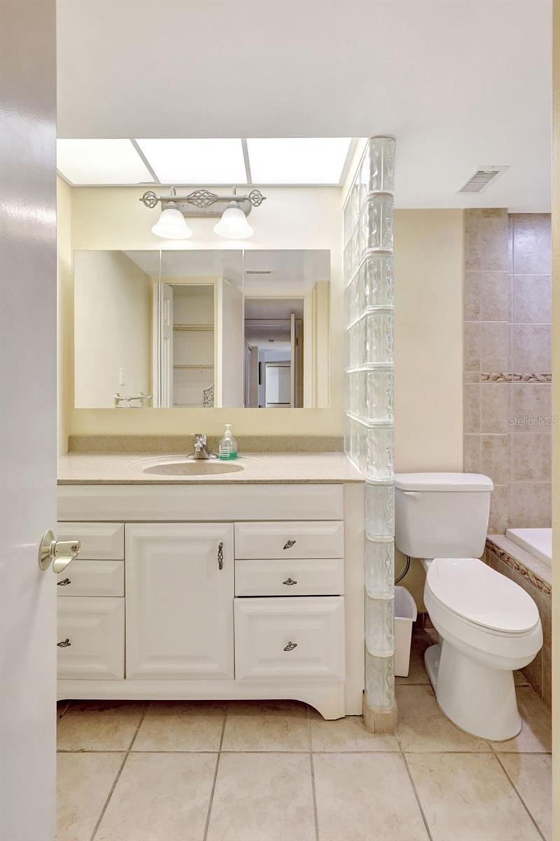 660 ISLAND WAY #708 — photo 34