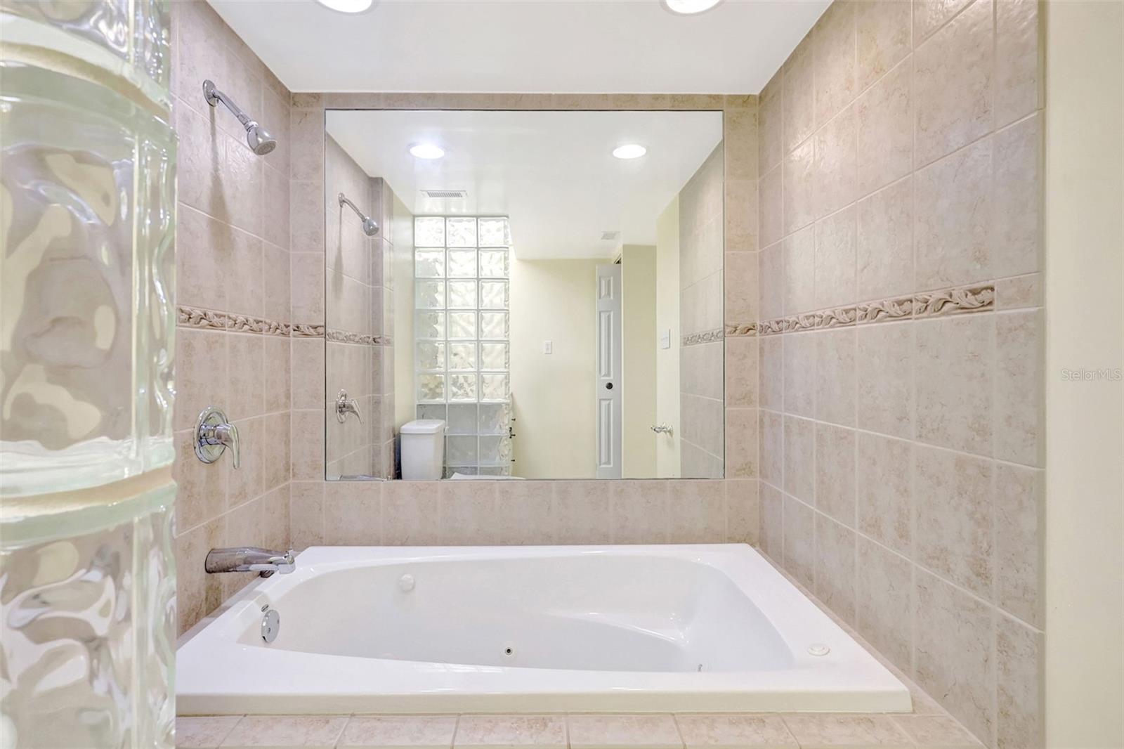 660 ISLAND WAY #708 — photo 28