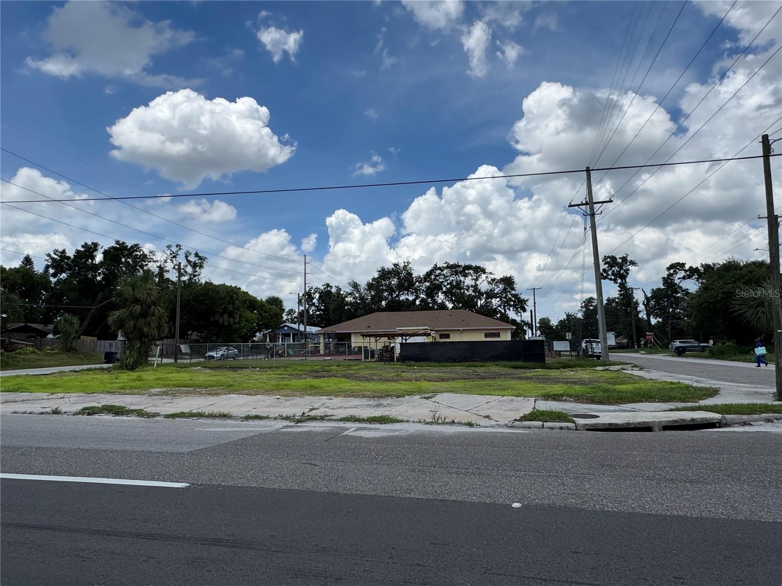 2804 E COLUMBUS DR — photo 3