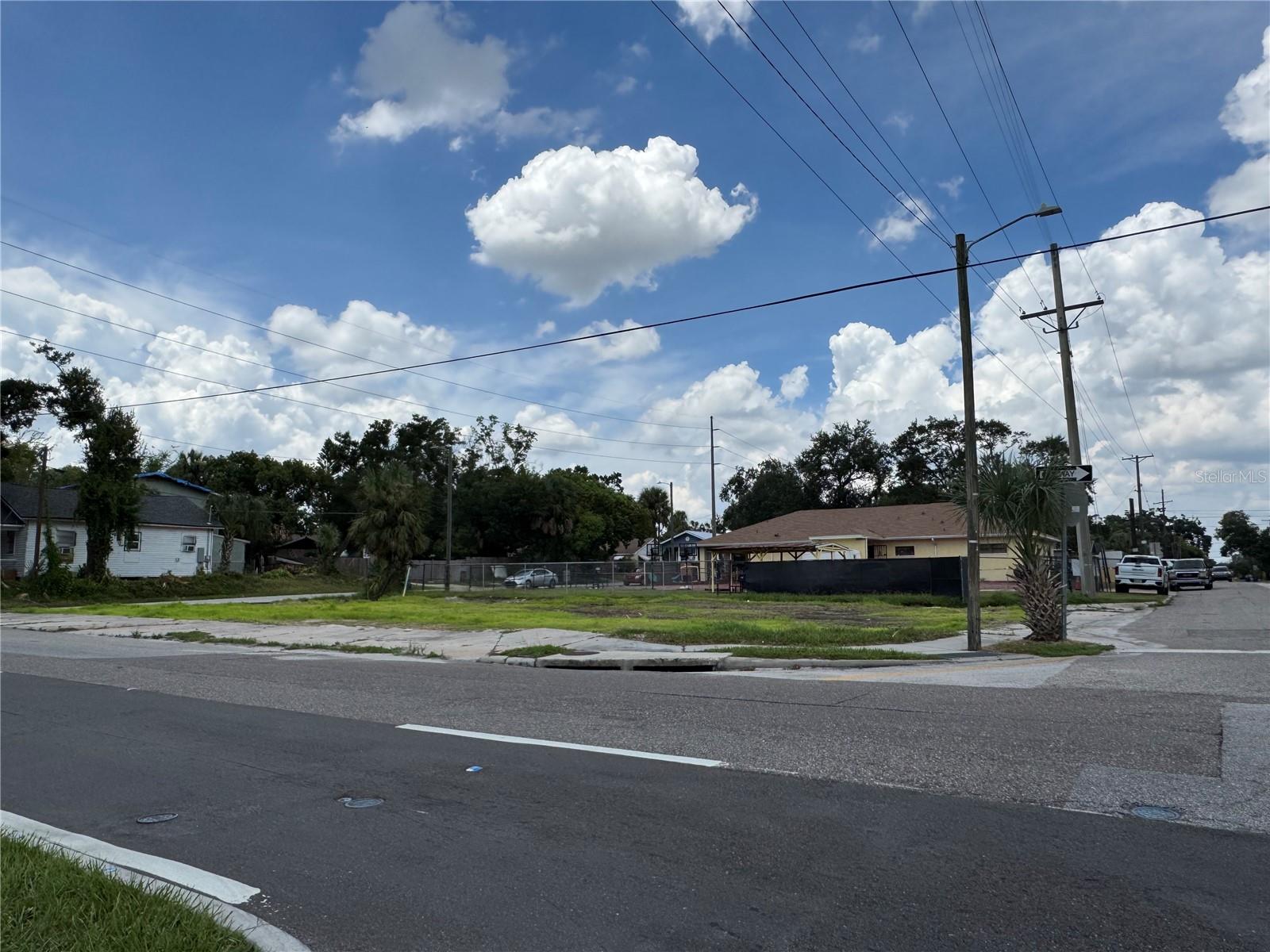 2804 E COLUMBUS DR — photo 2