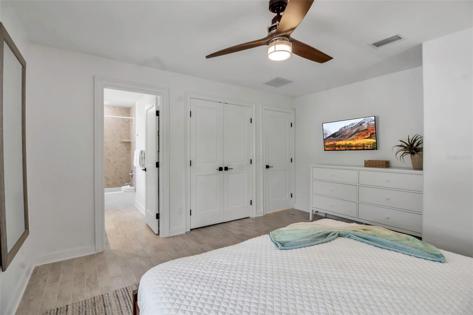 207 PEACOCK LN — photo 22