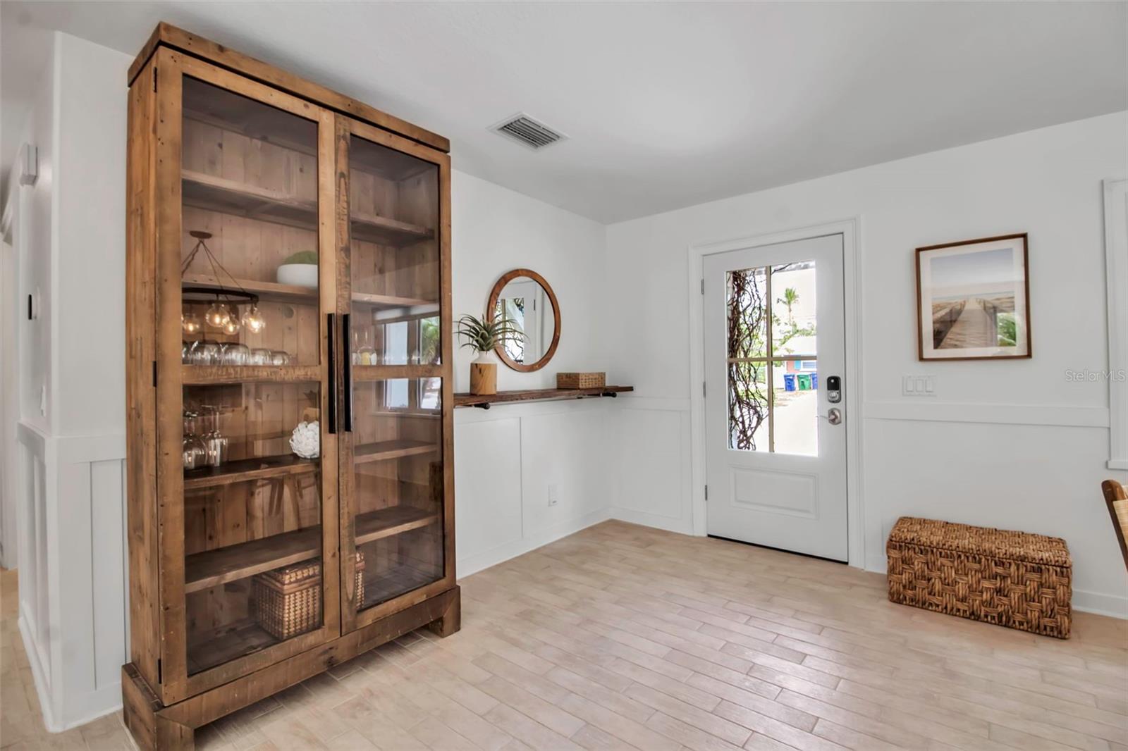 207 PEACOCK LN — photo 9