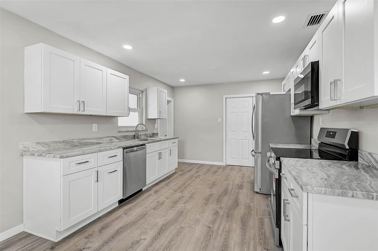102 20TH ST NE — photo 17