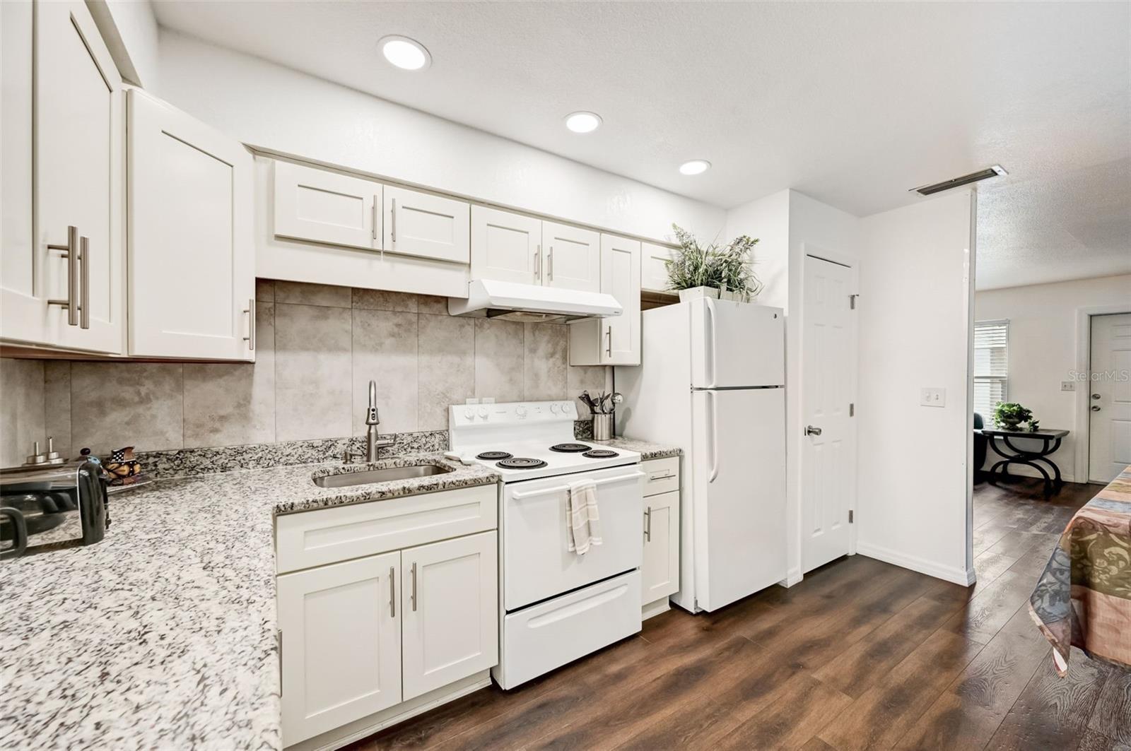 618 S OSPREY AVE — photo 9