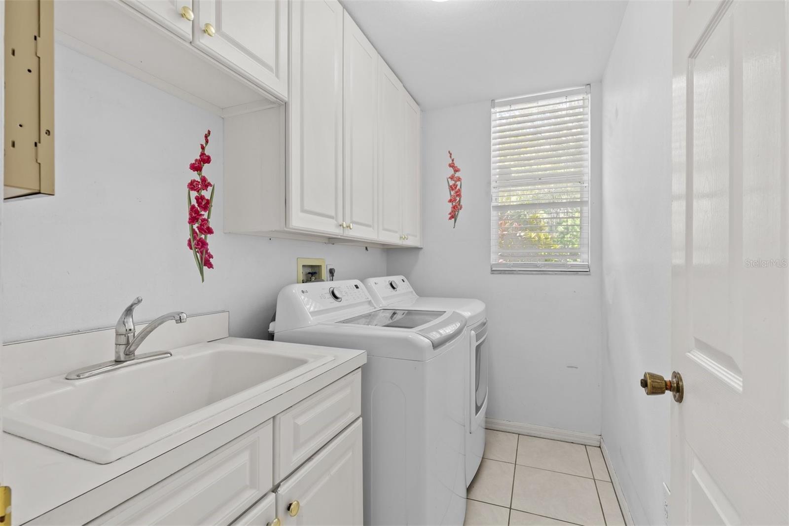 2328 WARWICK DR — photo 37