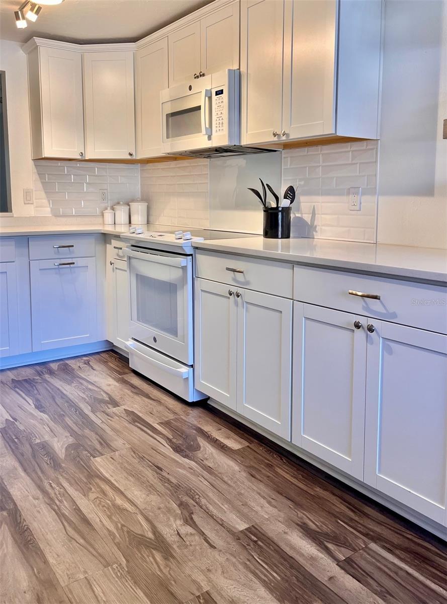 984 SUNRIDGE DR #J3 — photo 3