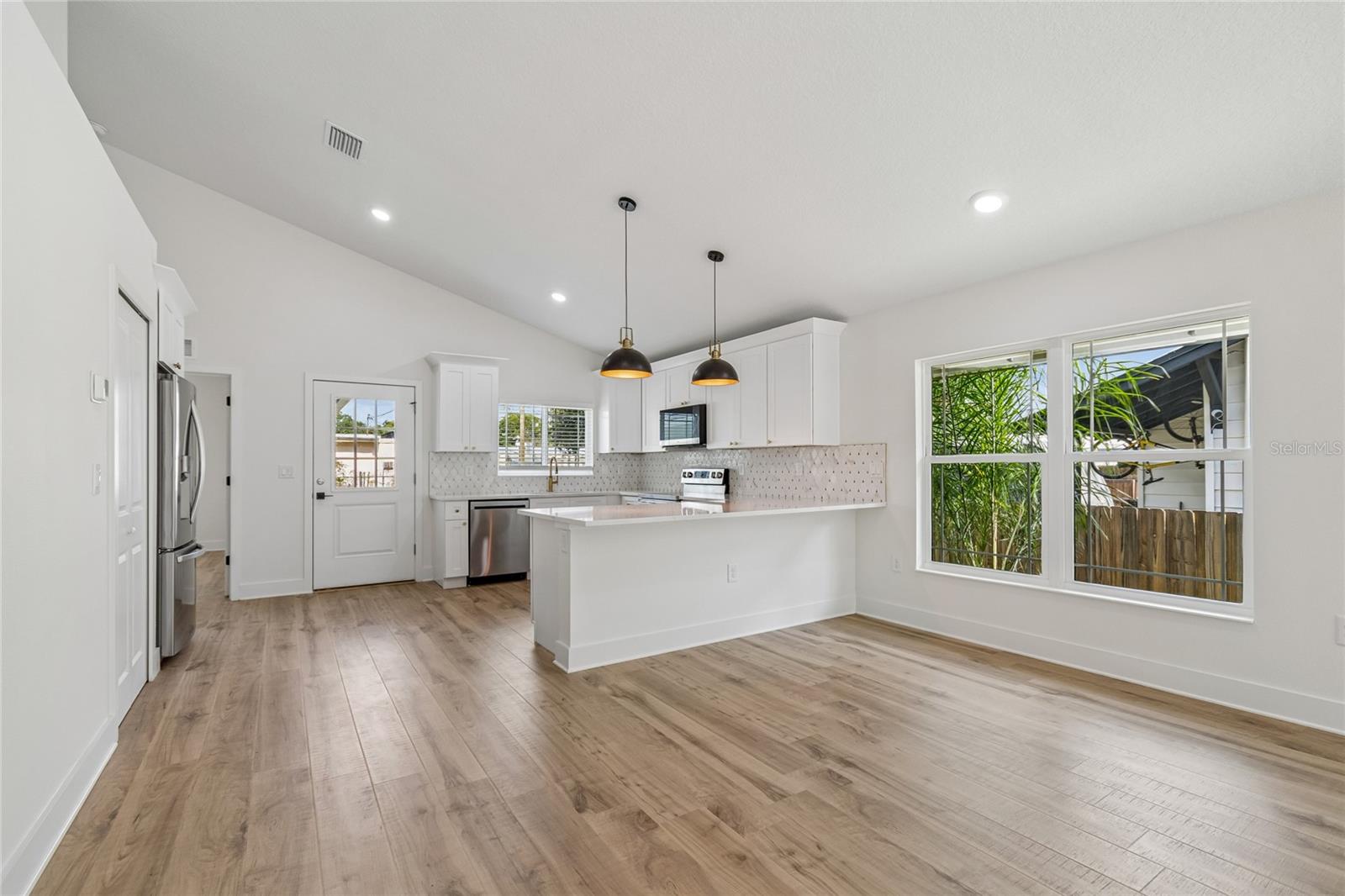 2301 HIGHLAND ST S — photo 8