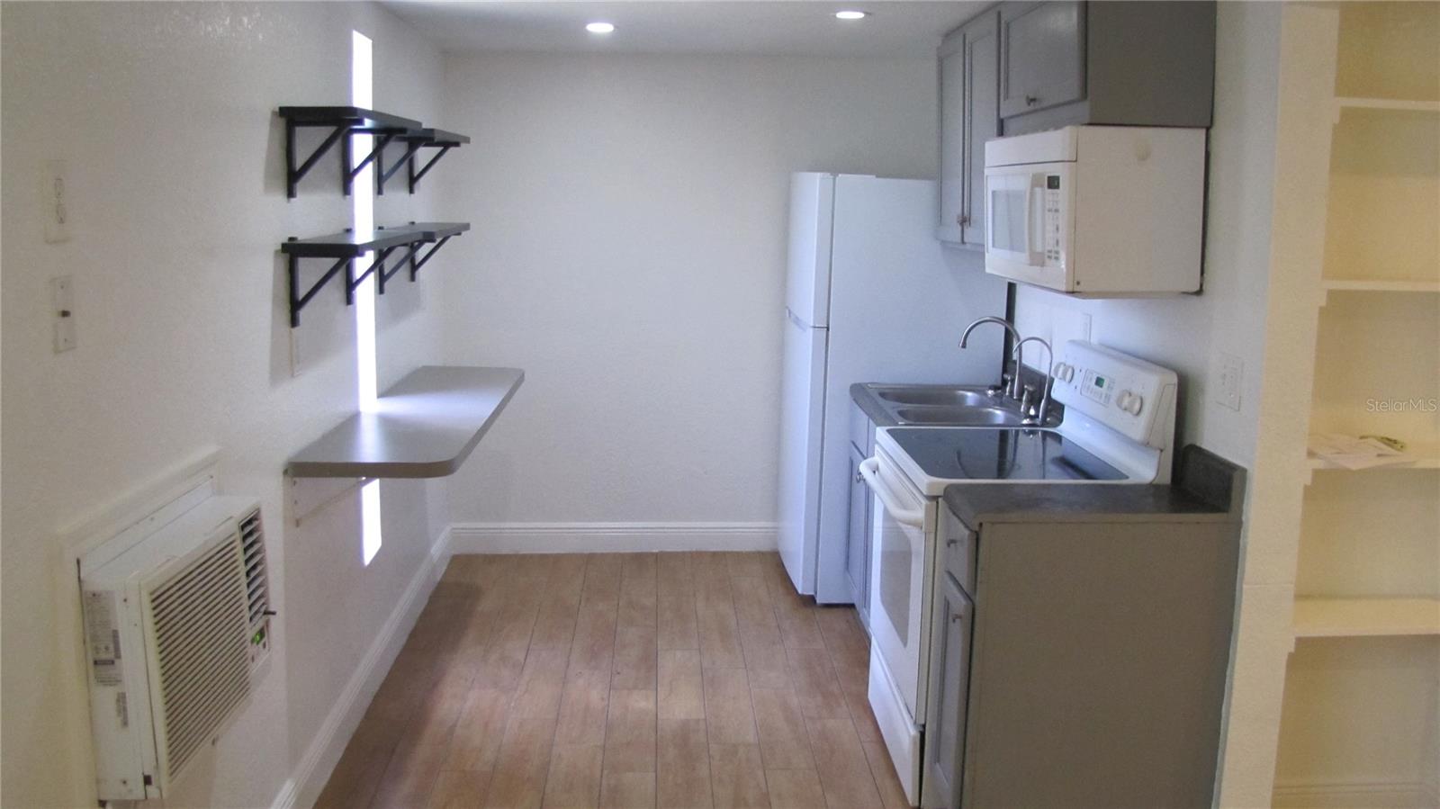 109 E GLADYS ST #D — photo 5
