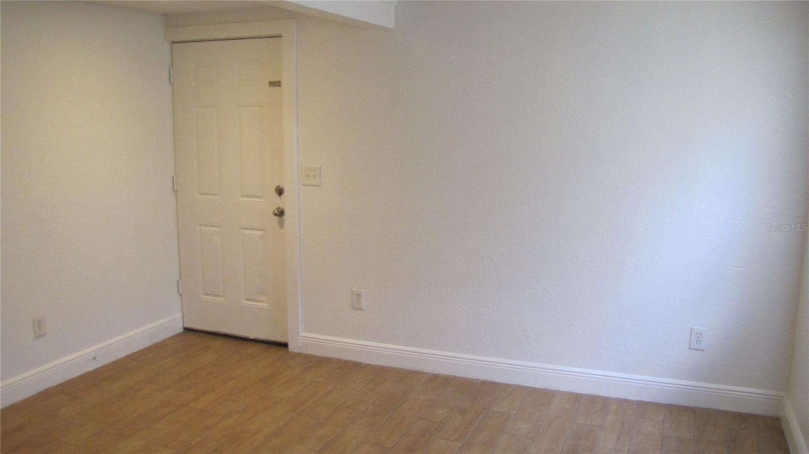 109 E GLADYS ST #D — photo 3