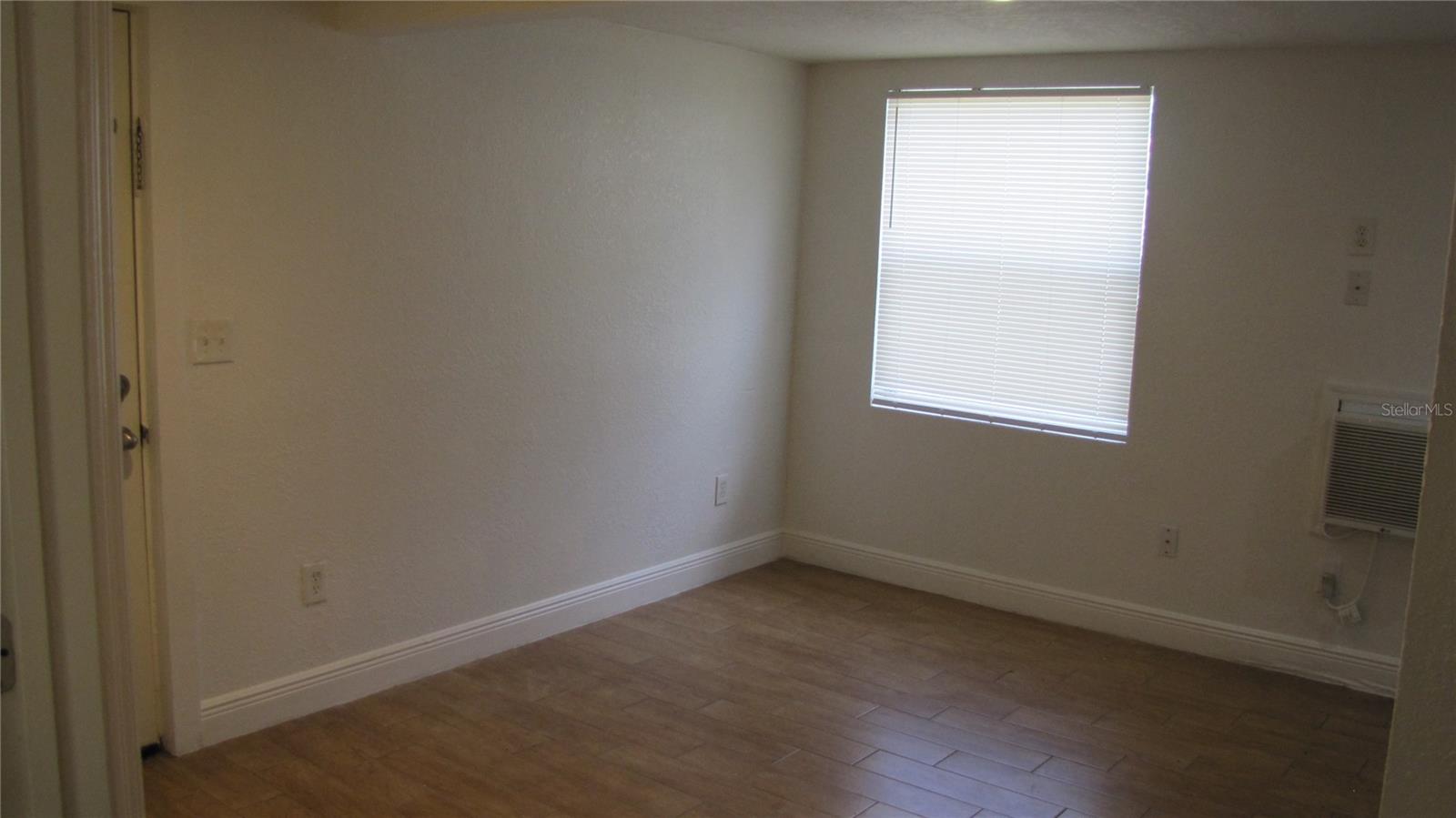109 E GLADYS ST #D — photo 2