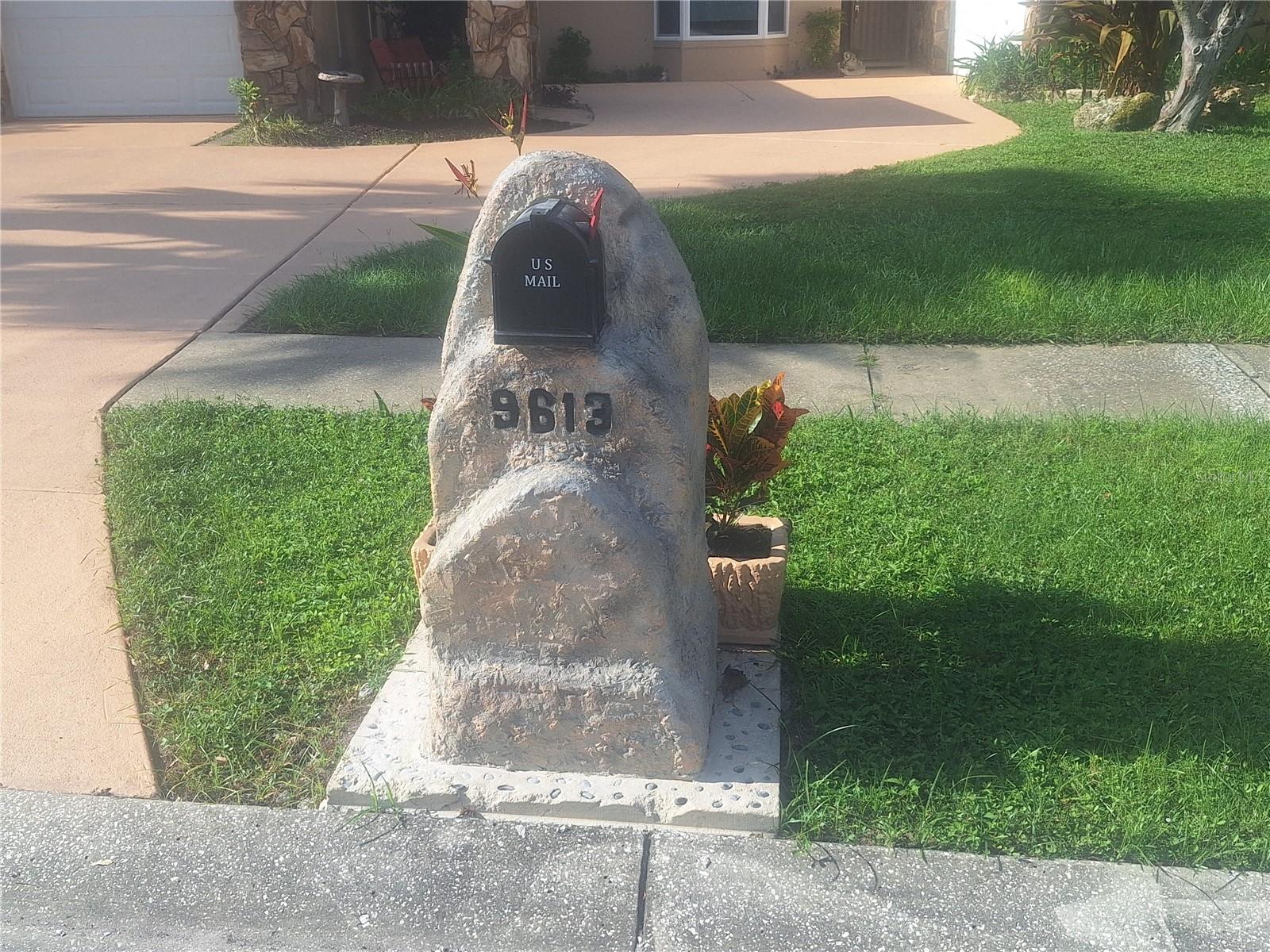 9613 LEEWARD AVE — photo 3