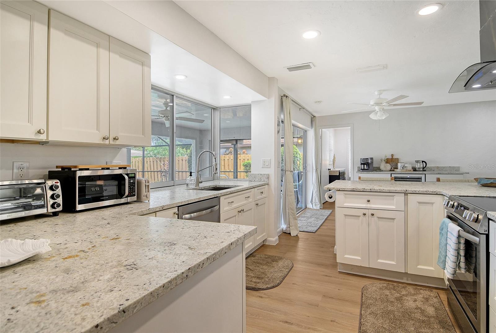 6722 ROXBURY DR — photo 27