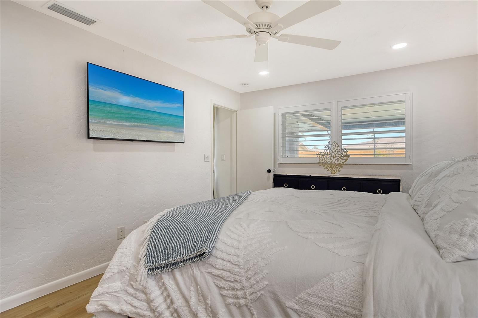 6722 ROXBURY DR — photo 35