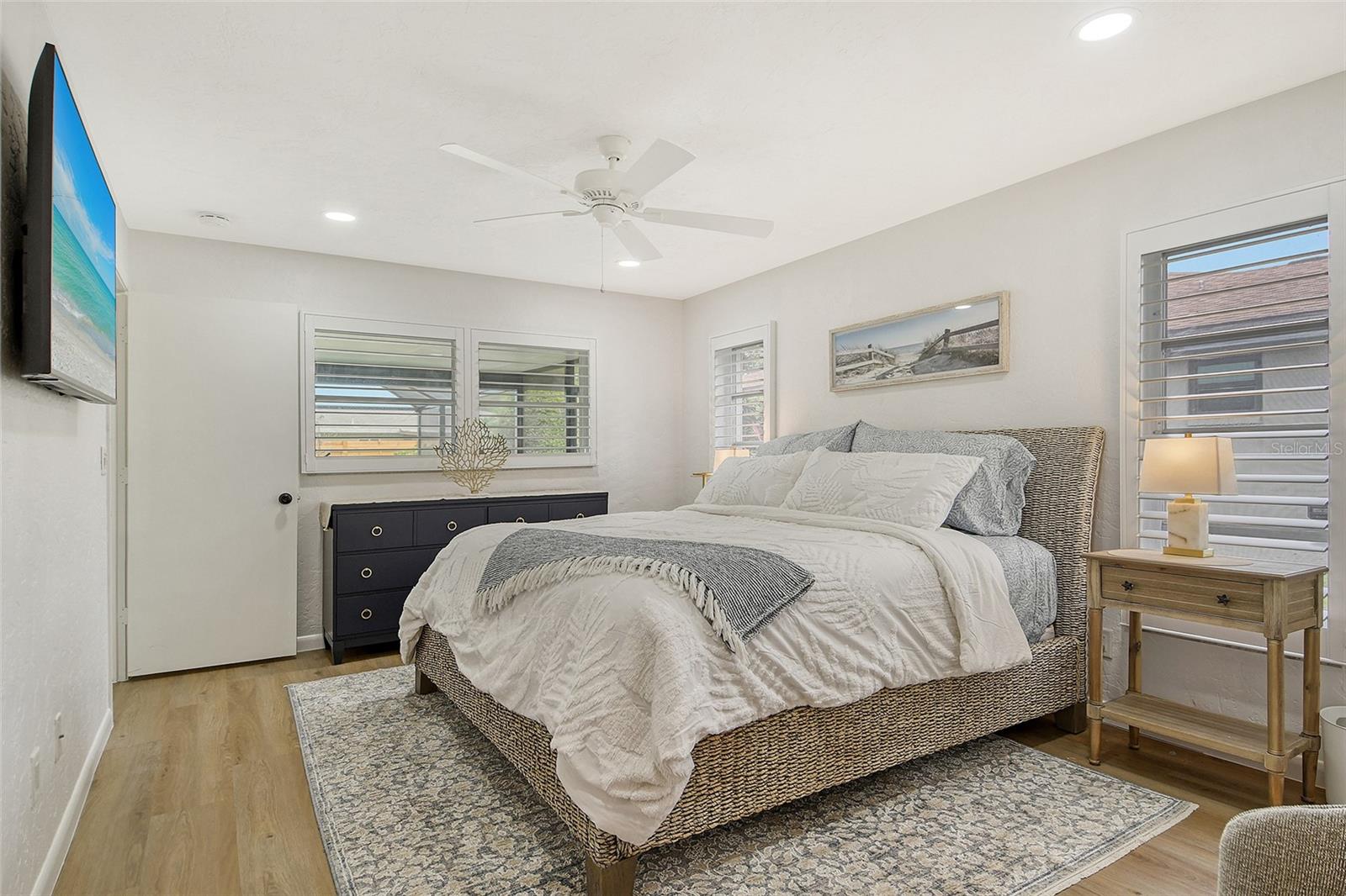 6722 ROXBURY DR — photo 36
