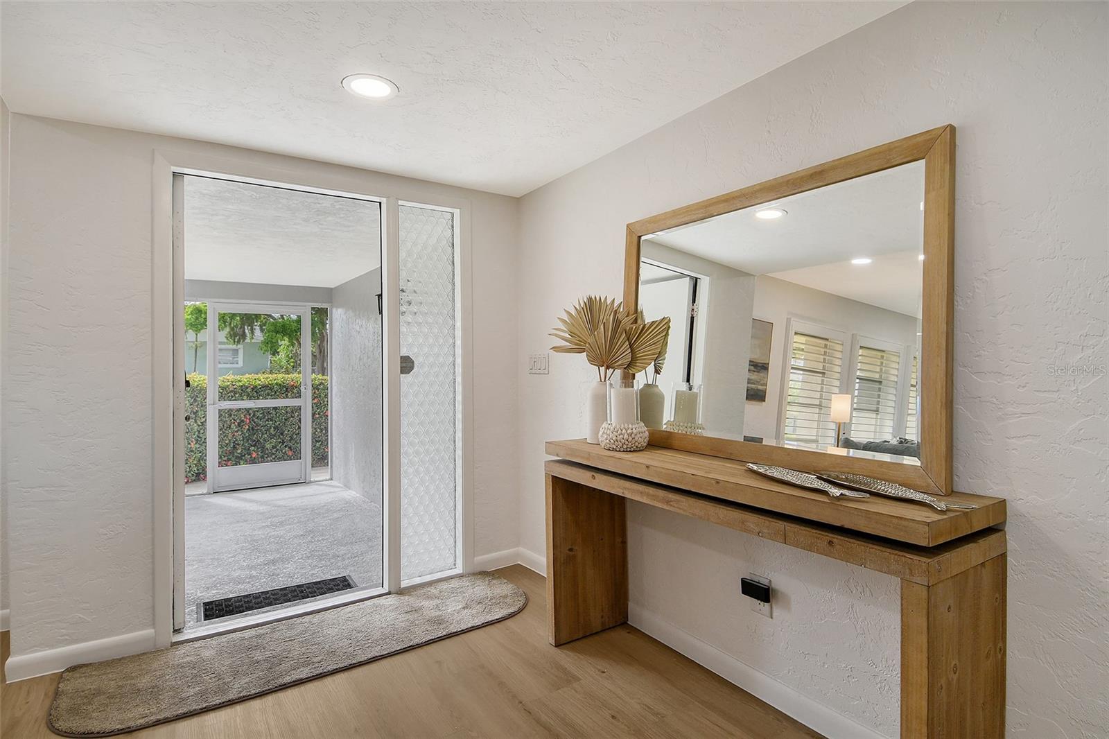 6722 ROXBURY DR — photo 8