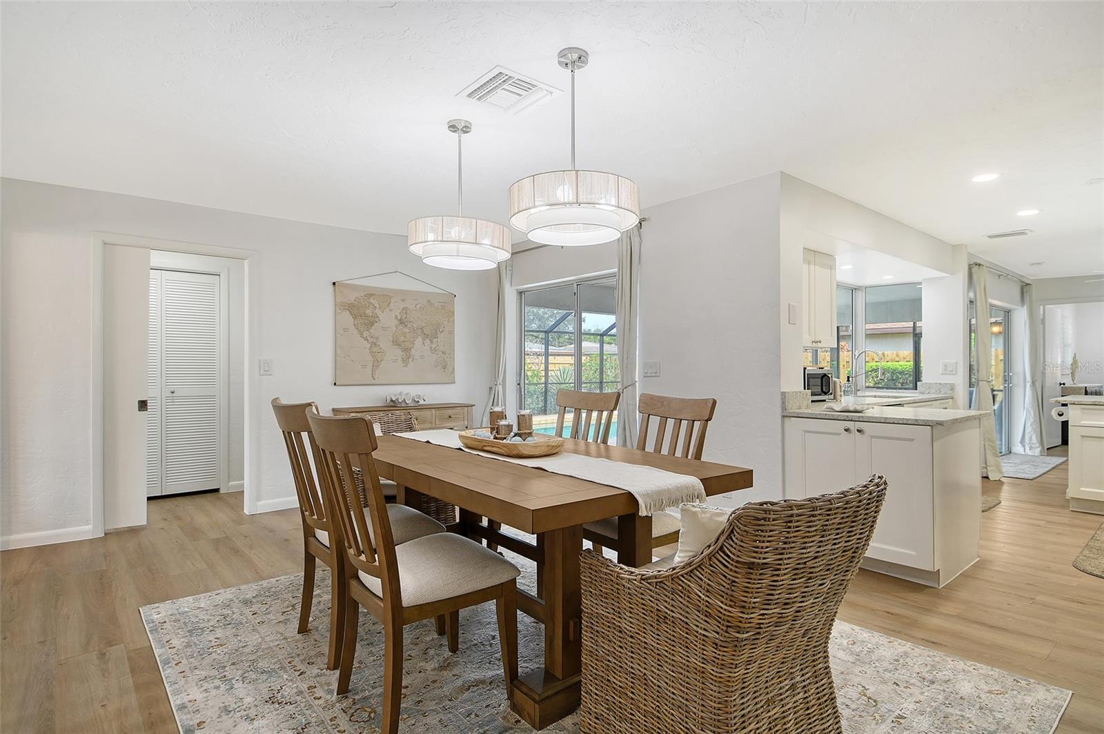 6722 ROXBURY DR — photo 33