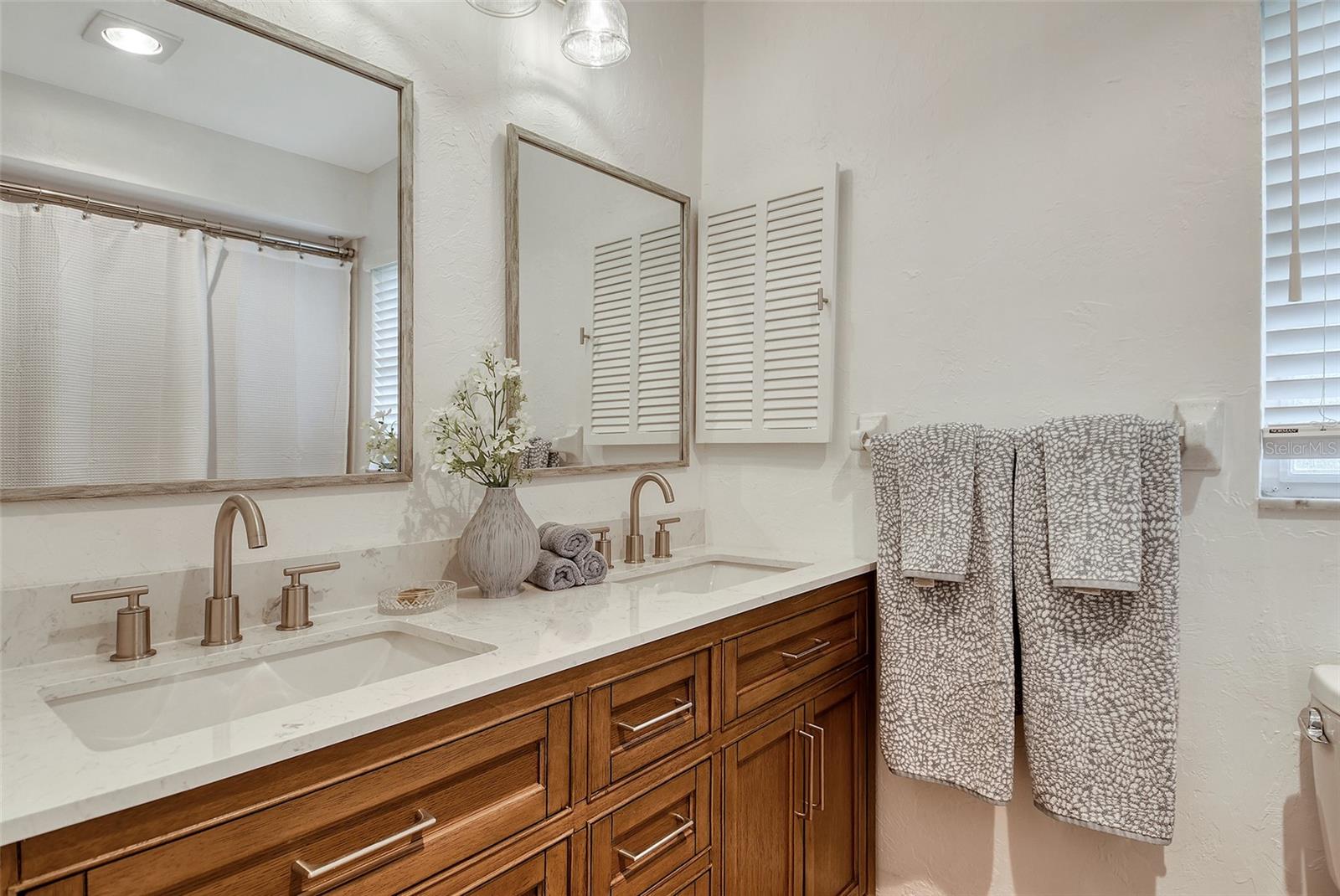 6722 ROXBURY DR — photo 37