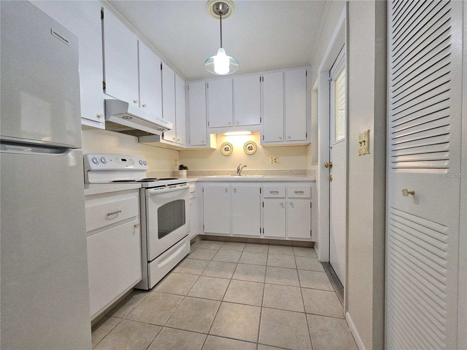 390 301 BLVD W #5B — photo 12