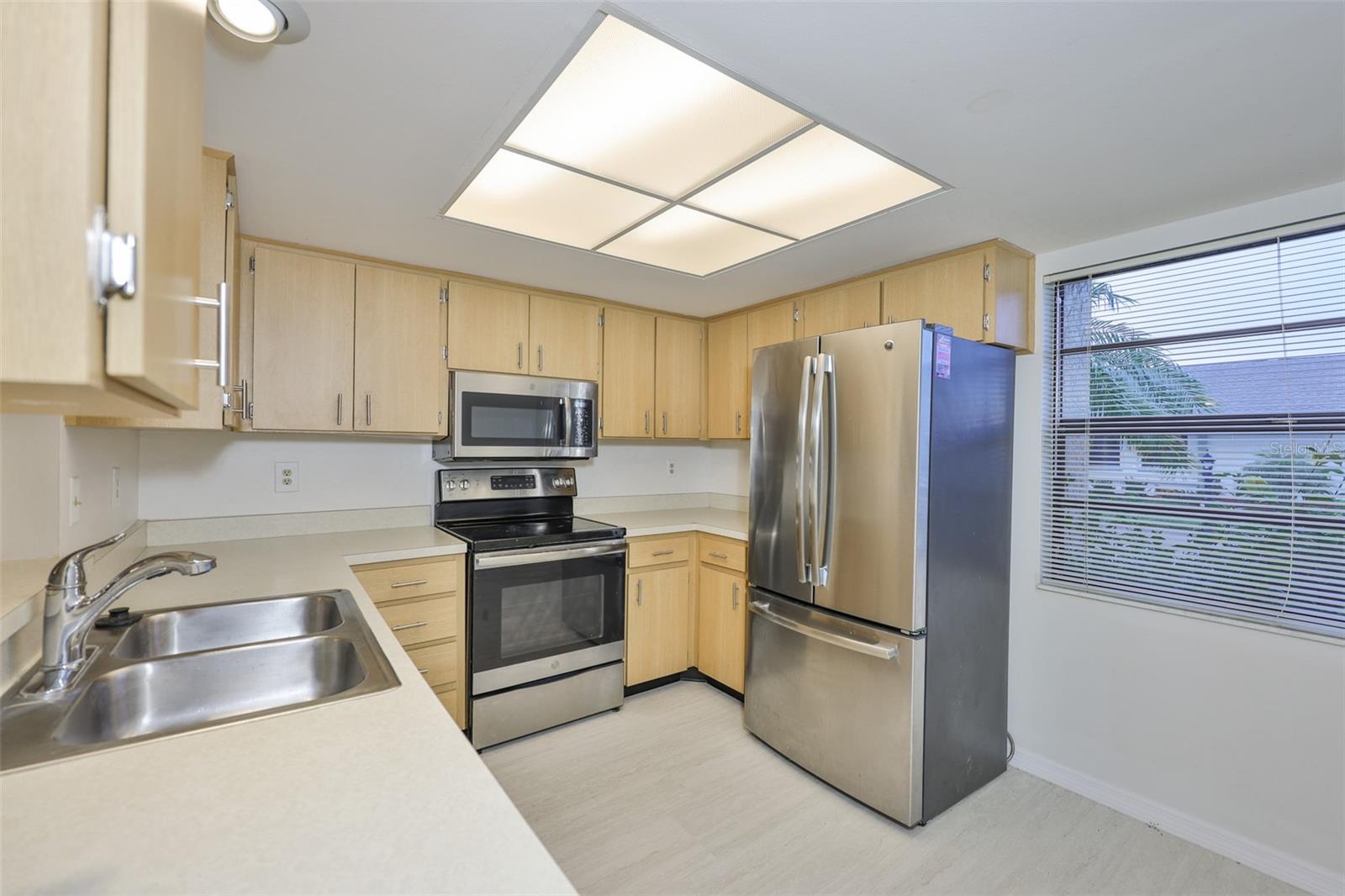 2122 HEREFORD DR #511 — photo 7