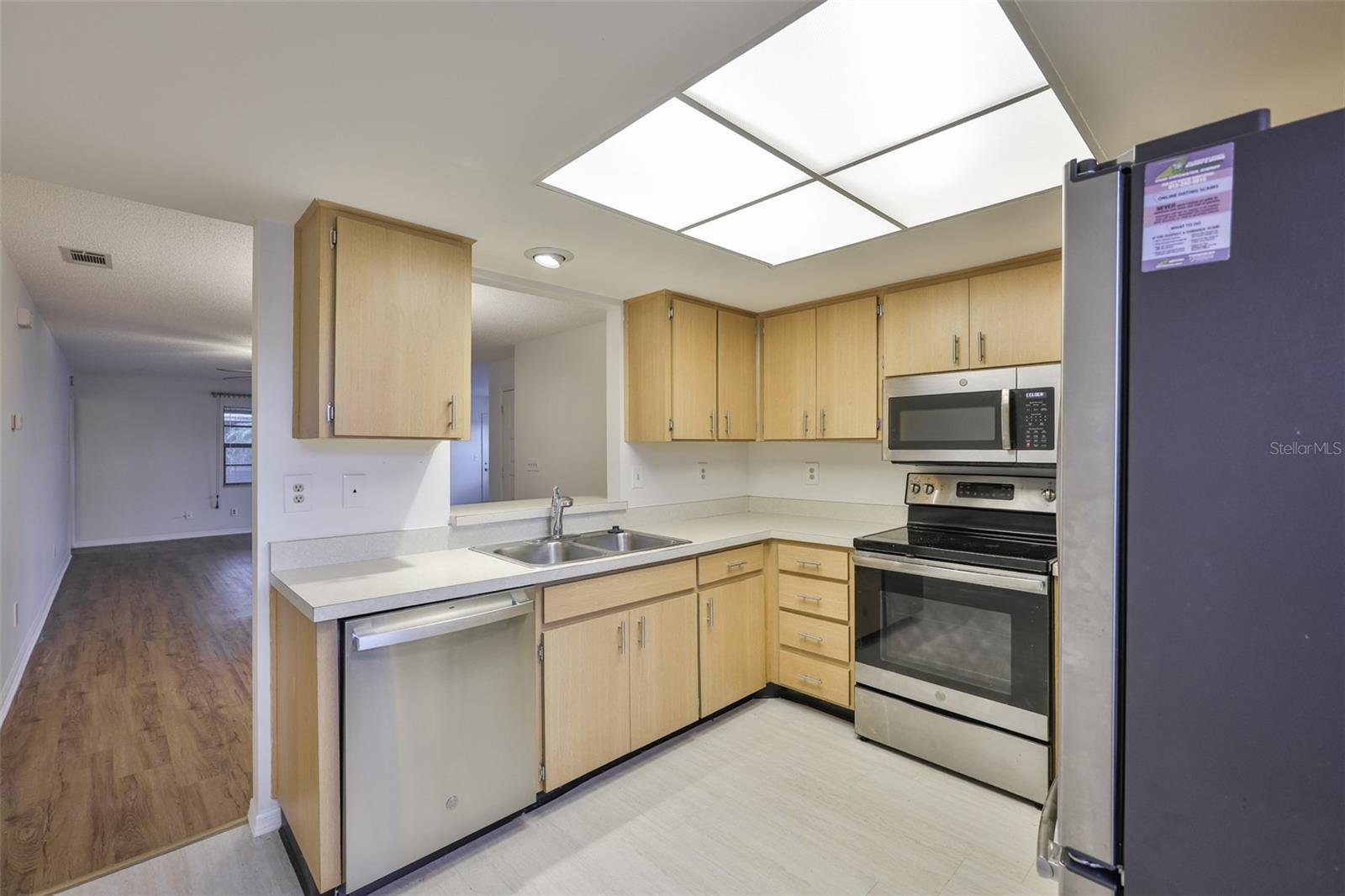 2122 HEREFORD DR #511 — photo 8