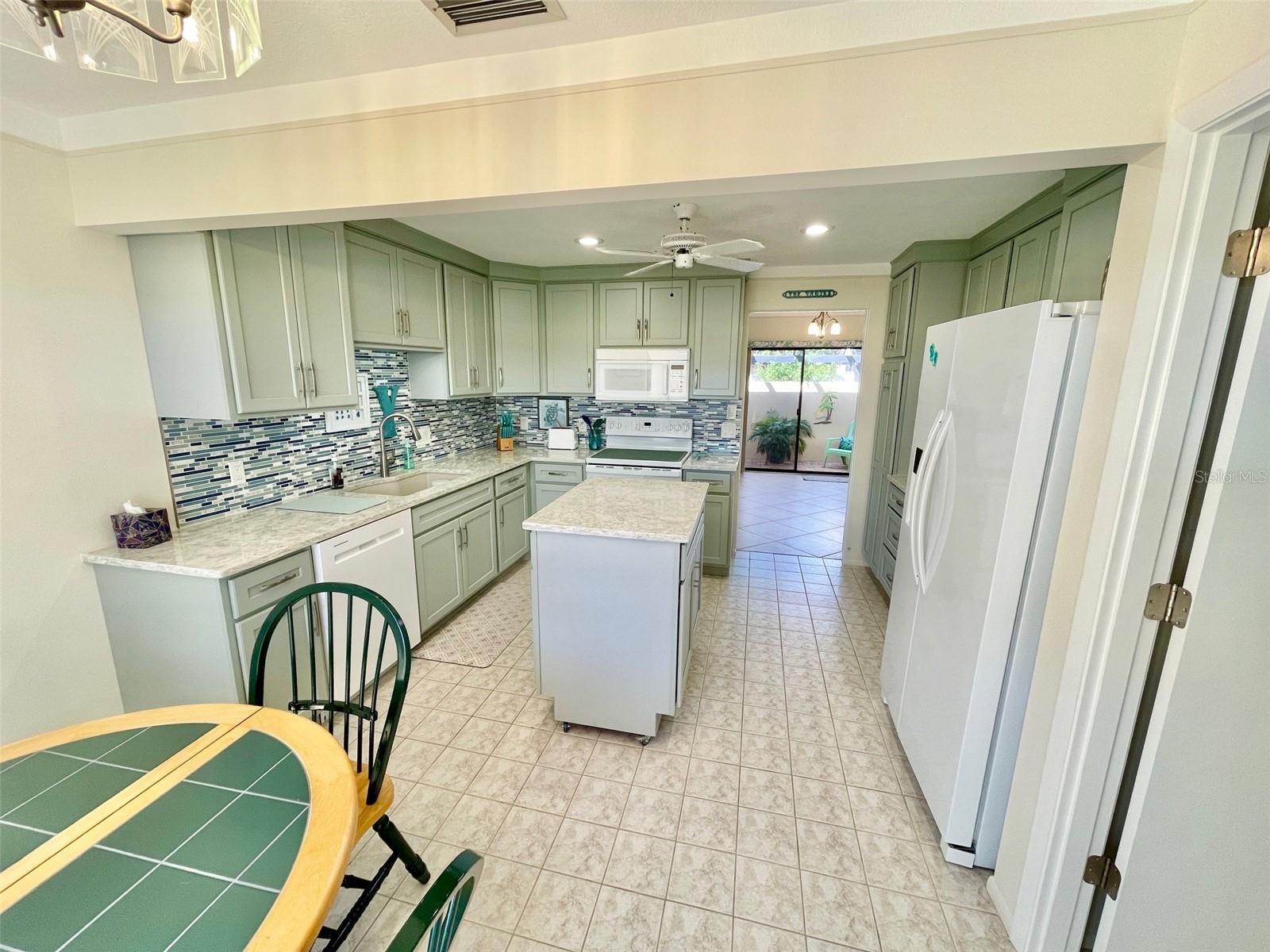 126 SANDSTONE CIR — photo 25