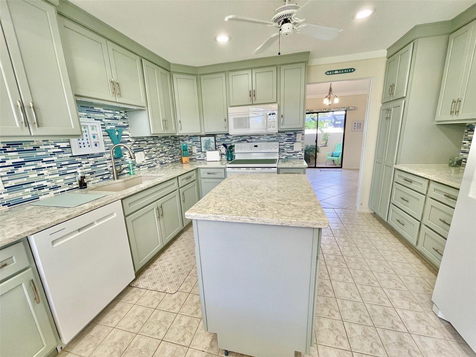 126 SANDSTONE CIR — photo 24