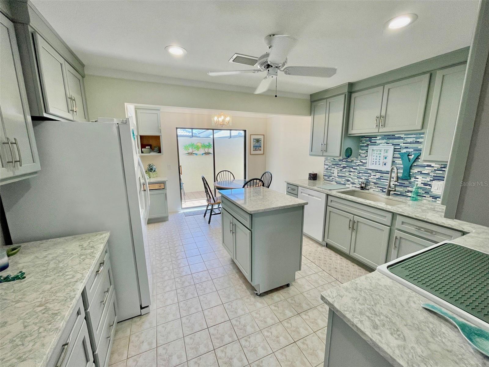 126 SANDSTONE CIR — photo 23