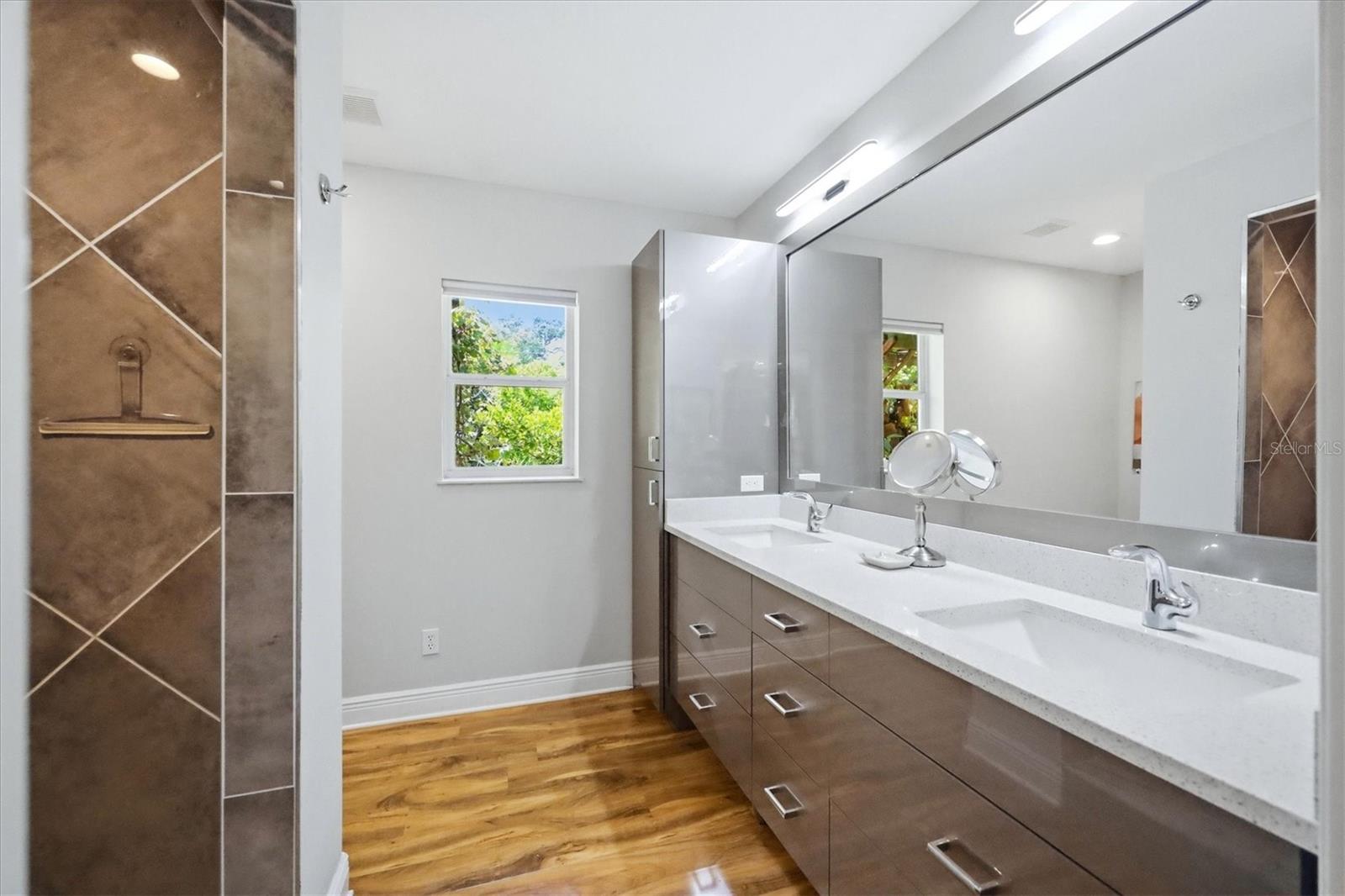 942 VIRGINIA DR — photo 25