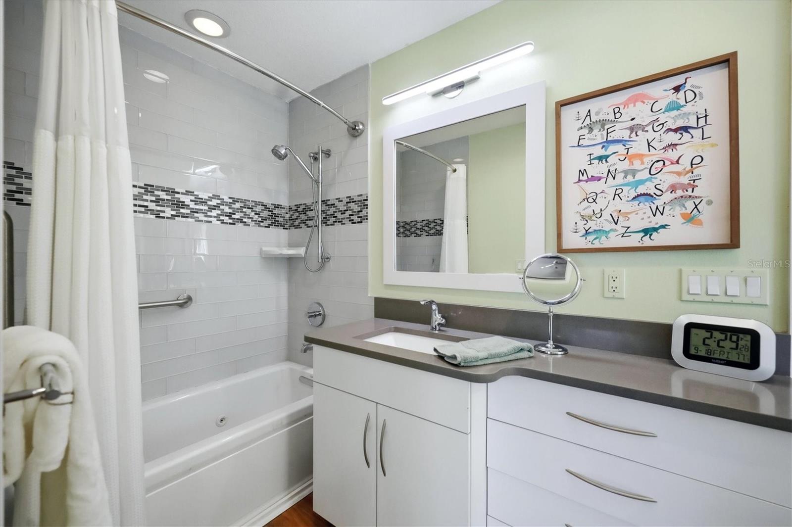 942 VIRGINIA DR — photo 15