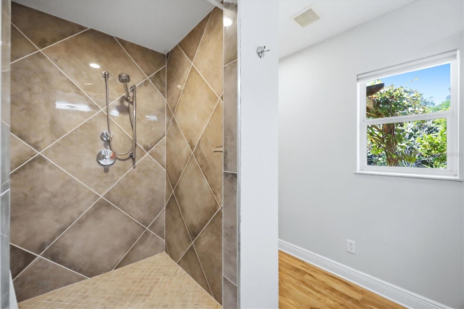 942 VIRGINIA DR — photo 26
