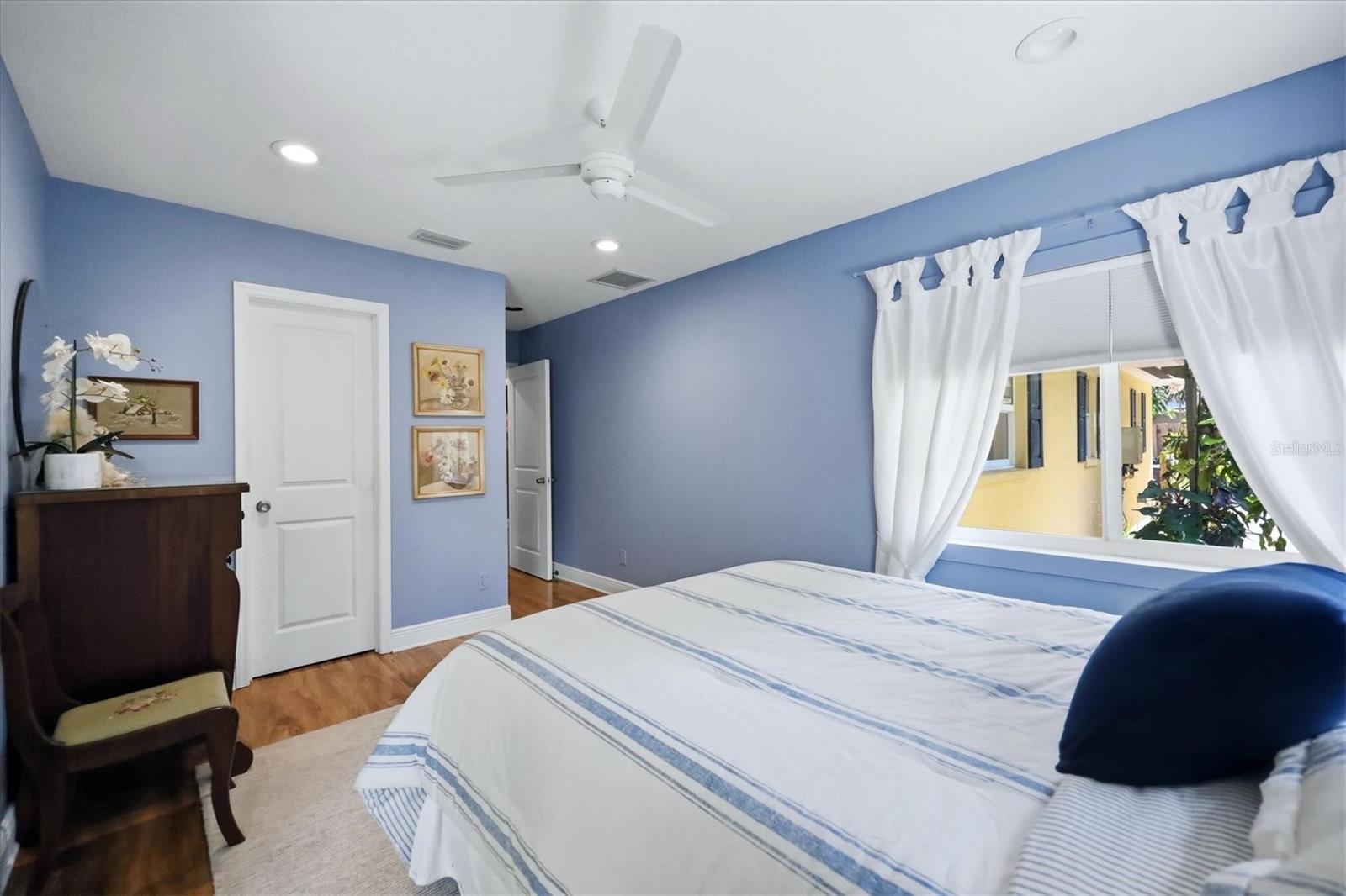 942 VIRGINIA DR — photo 17