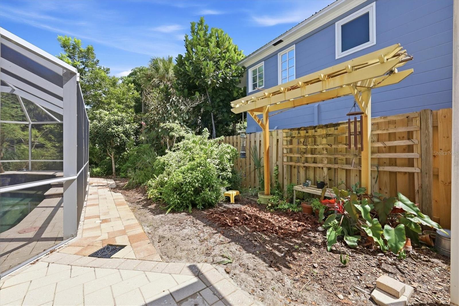 942 VIRGINIA DR — photo 35