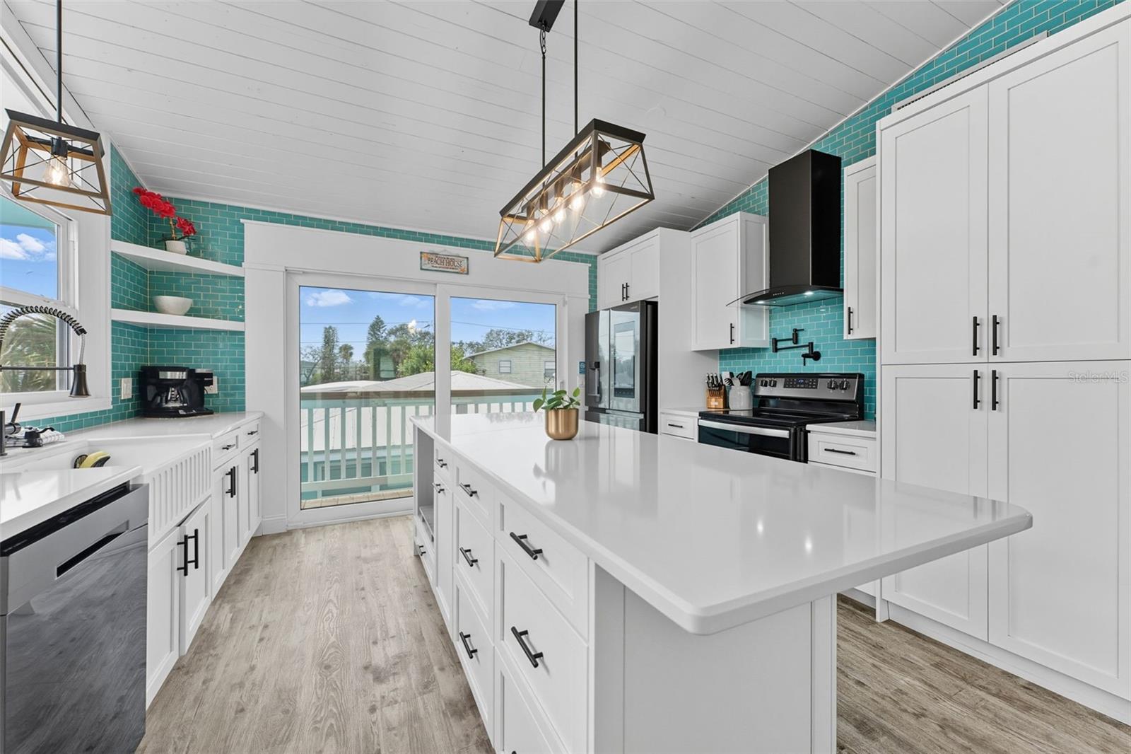 208 BATES AVE — photo 13
