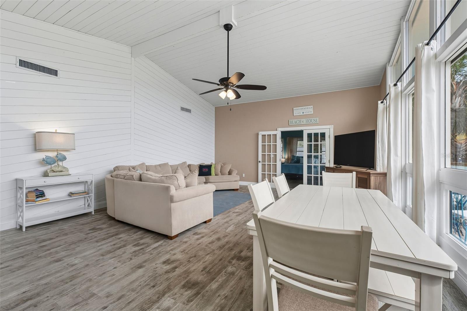 208 BATES AVE — photo 8