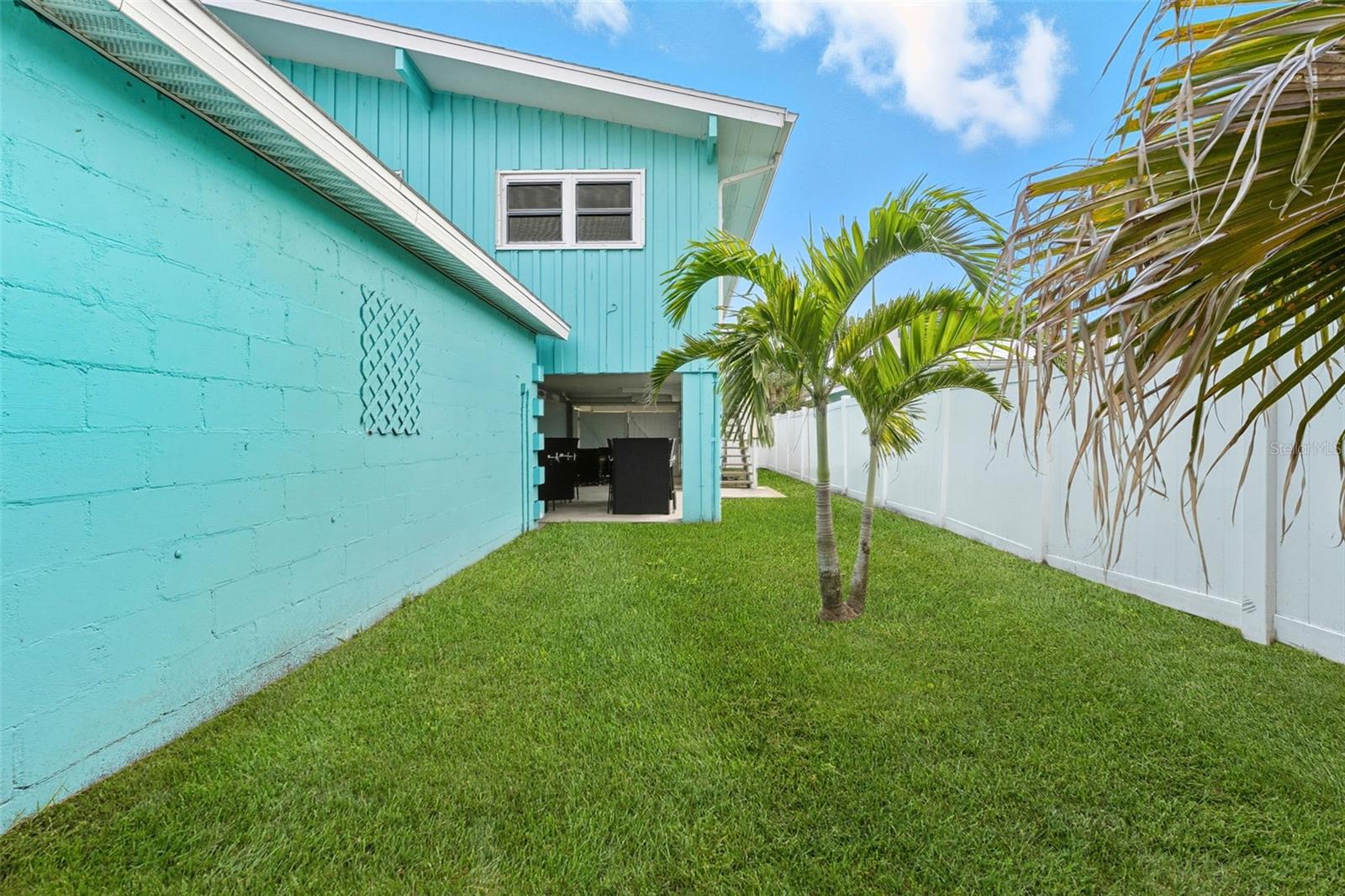 208 BATES AVE — photo 34
