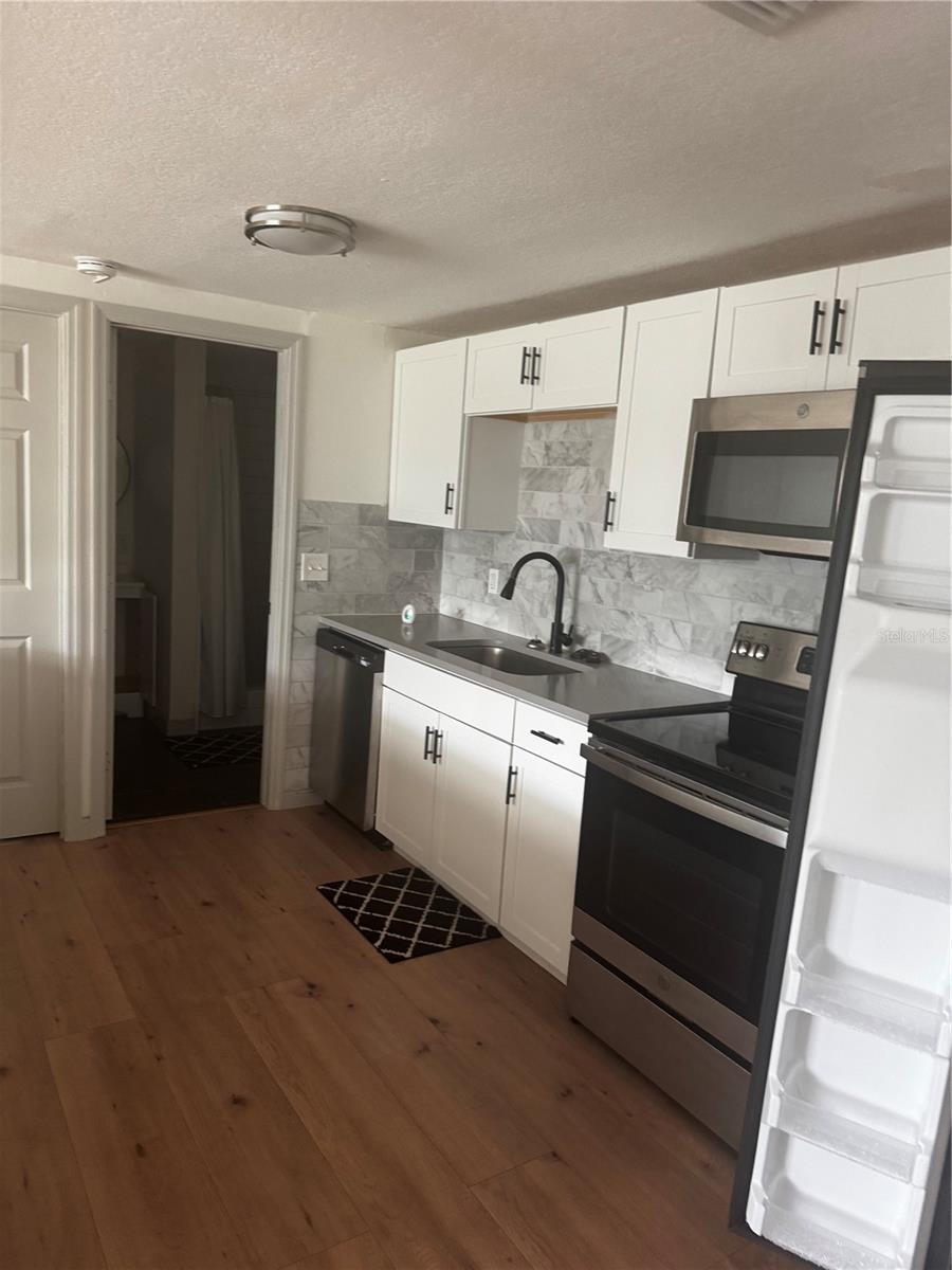 5253 DEVRIES DR — photo 3