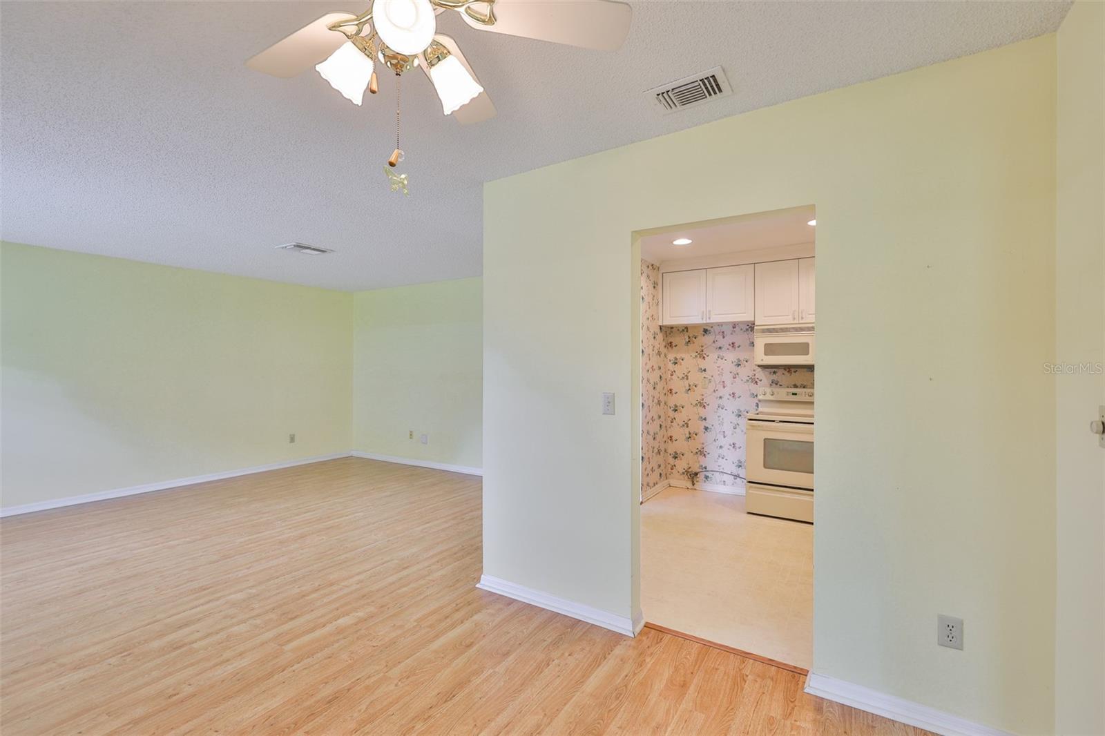 1908 CANTERBURY LN #20 — photo 3