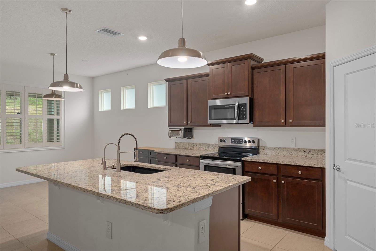 12735 EASTPOINTE DR — photo 11