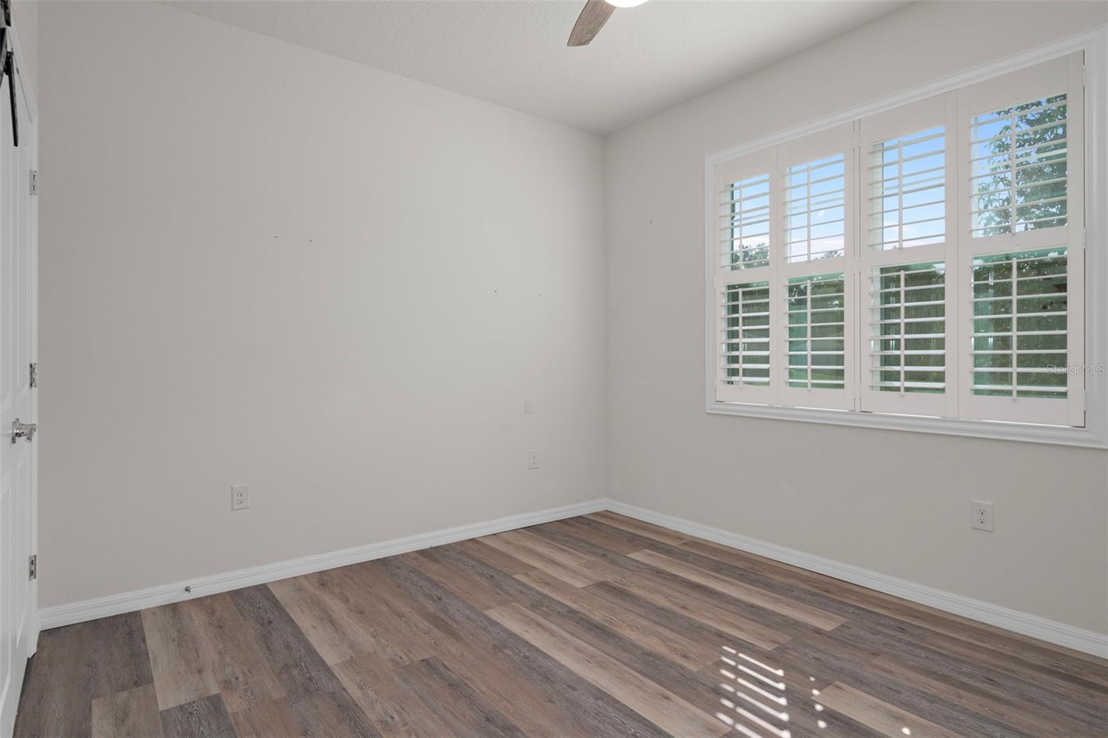 12735 EASTPOINTE DR — photo 34