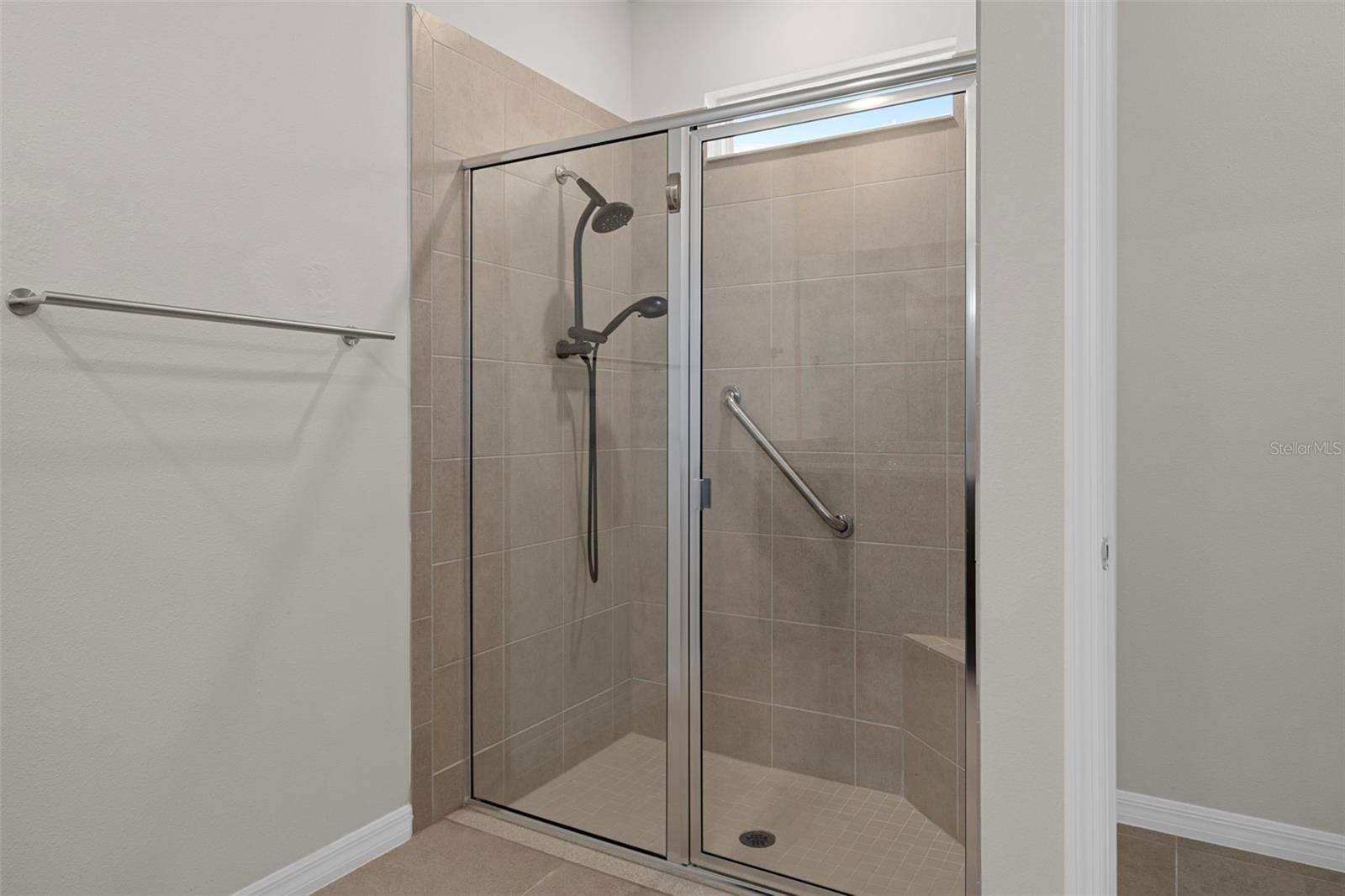 12735 EASTPOINTE DR — photo 40