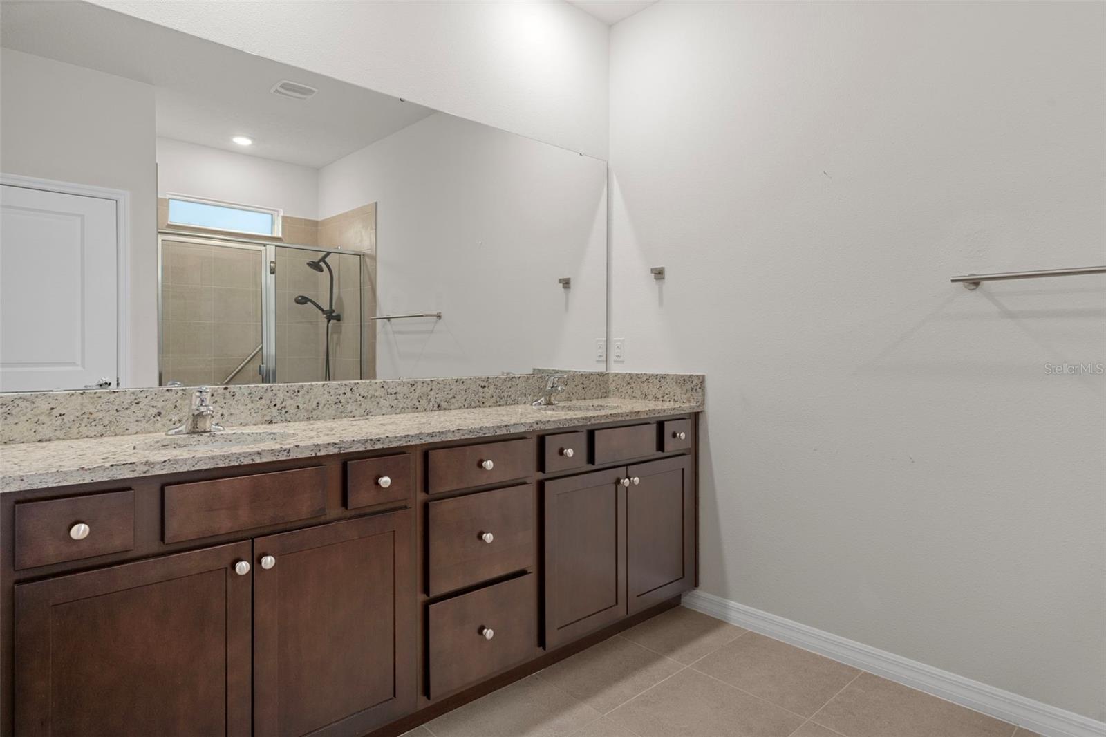 12735 EASTPOINTE DR — photo 38